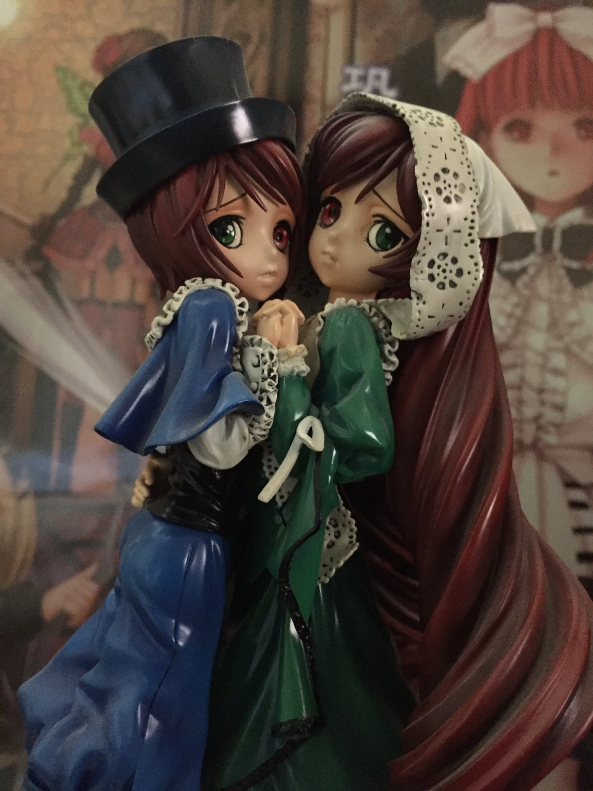 brown_hair doll dress green_dress green_eyes hat head_scarf heterochromia holding_hands long_hair long_sleeves looking_at_viewer multiple_dolls multiple_girls red_eyes short_hair siblings sisters souseiseki standing suiseiseki tagme top_hat twins