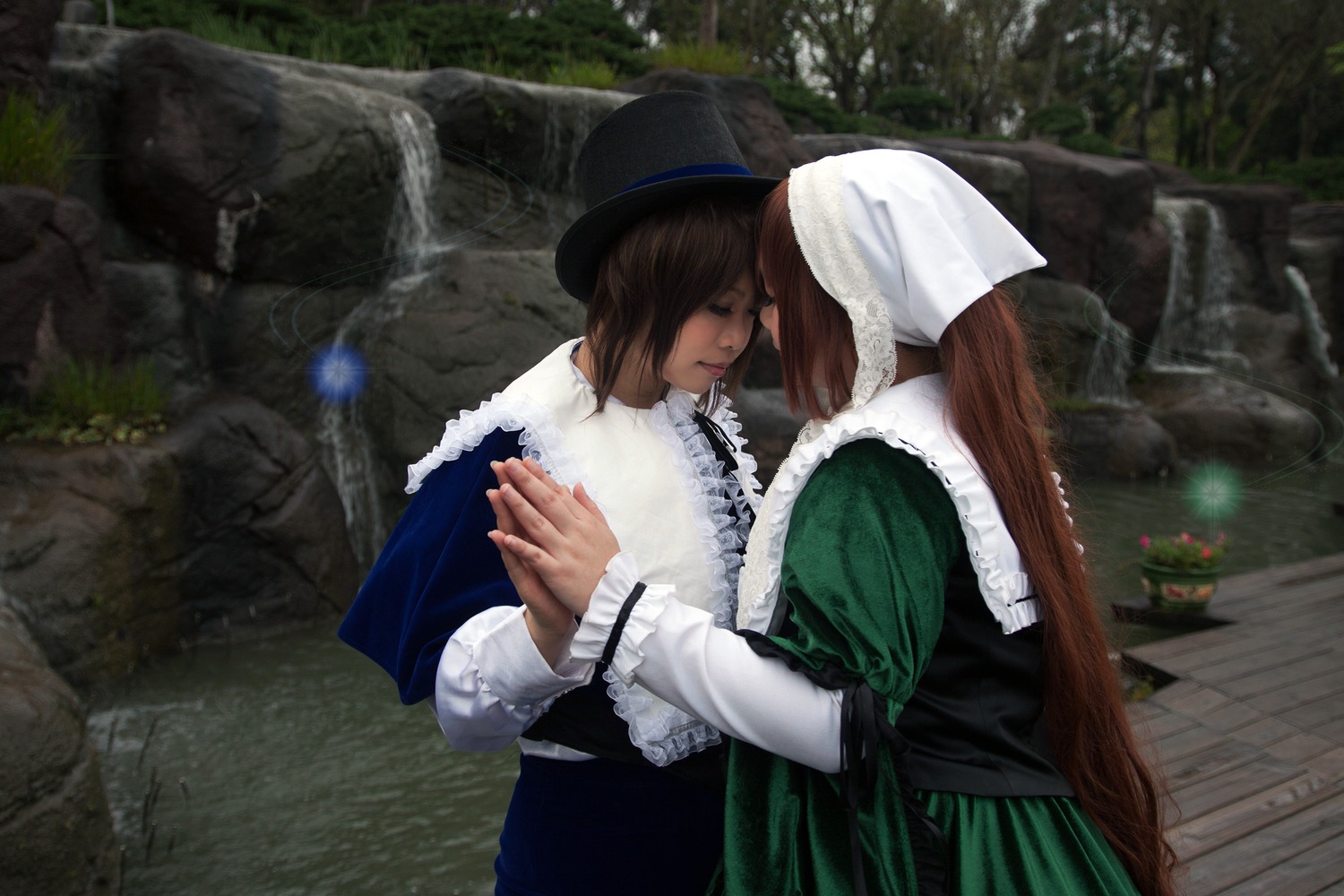 2girls brown_hair dress green_dress hat head_scarf holding_hands interlocked_fingers long_hair long_sleeves multiple_cosplay multiple_girls outdoors own_hands_together souseiseki suiseiseki tagme tree