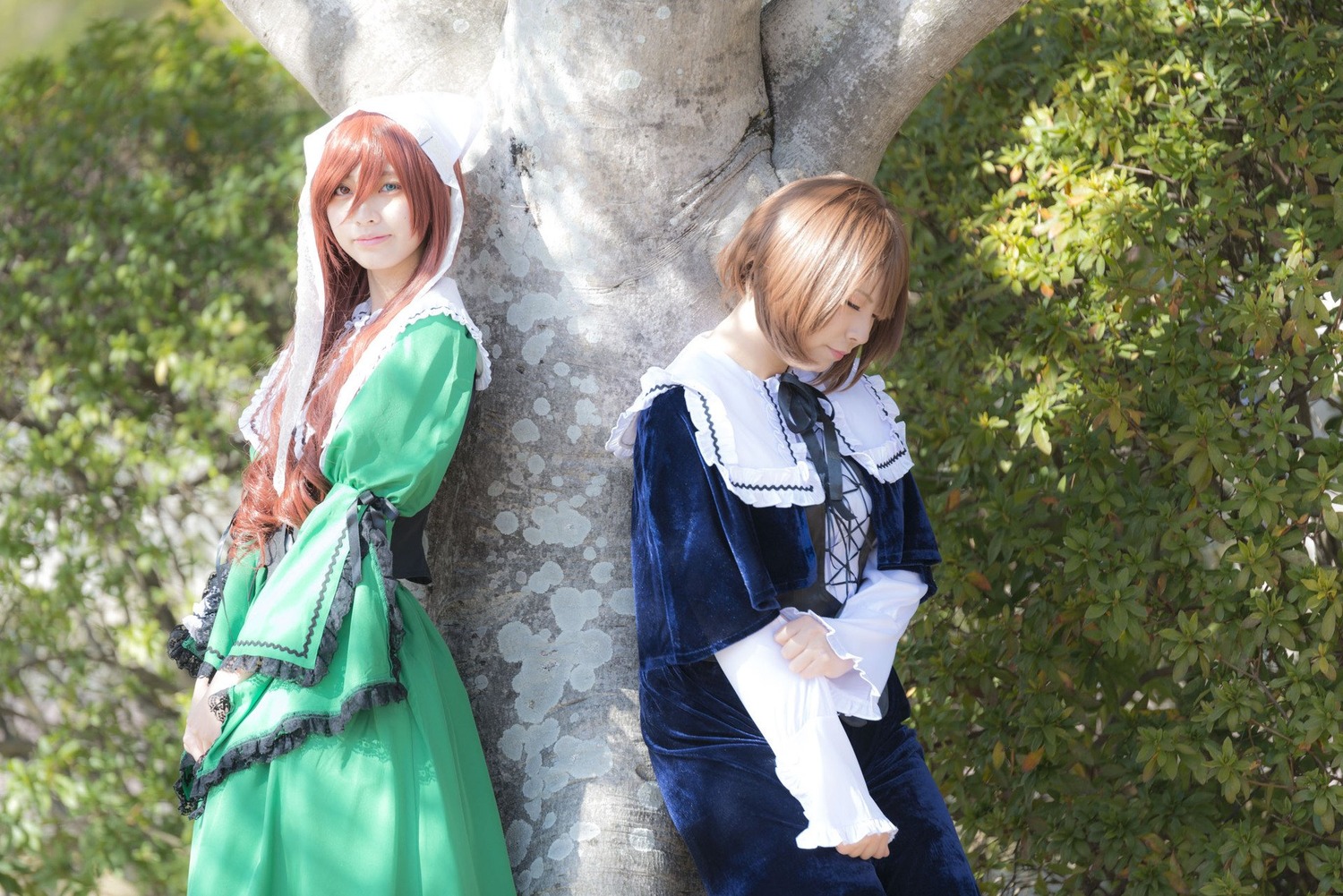 2girls blonde_hair blue_dress closed_eyes dress green_dress long_hair long_sleeves multiple_cosplay multiple_girls outdoors short_hair siblings sisters standing tagme tree