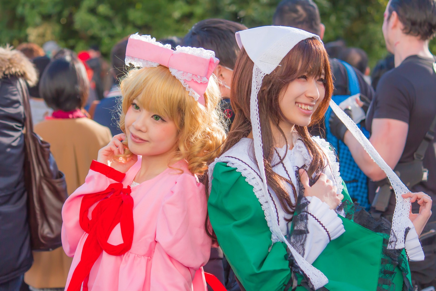 2girls black_hair blonde_hair blurry blurry_background brown_hair depth_of_field green_eyes hat lips long_hair multiple_boys multiple_cosplay multiple_girls outdoors ribbon smile tagme