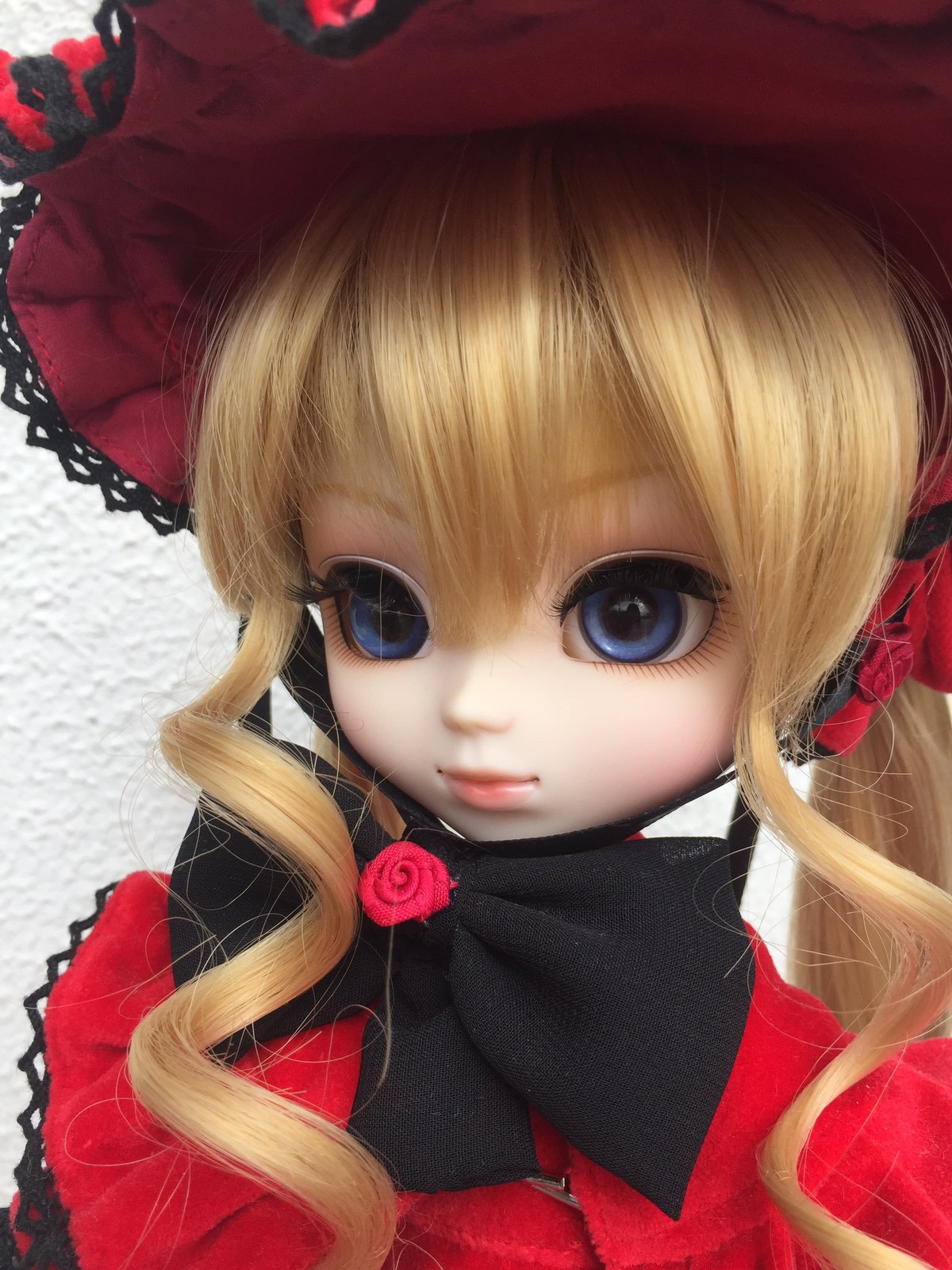 1girl bangs blonde_hair blue_eyes bonnet bow closed_mouth doll eyelashes flower lips long_hair looking_at_viewer pink_rose portrait red_flower red_rose rose shinku solo twintails