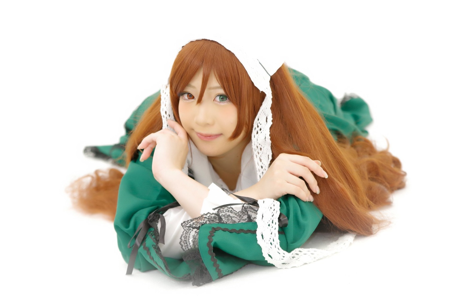 1girl brown_hair green_dress green_eyes heterochromia lips long_hair looking_at_viewer red_eyes smile solo suiseiseki