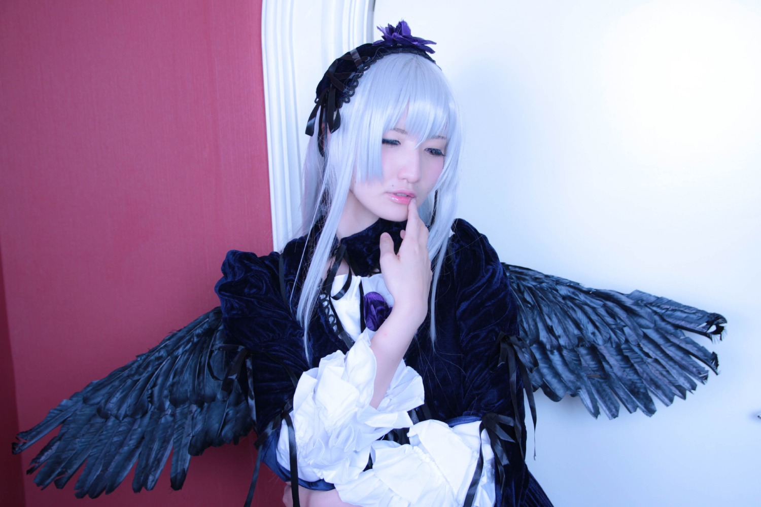 1girl bangs black_wings closed_mouth dress feathered_wings feathers gothic_lolita hairband lips long_hair long_sleeves solo suigintou upper_body very_long_hair wings