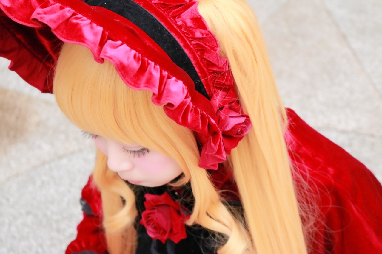 1girl blonde_hair blurry closed_eyes depth_of_field dress flower hat hat_flower lips long_hair profile red_flower red_rose rose shinku solo