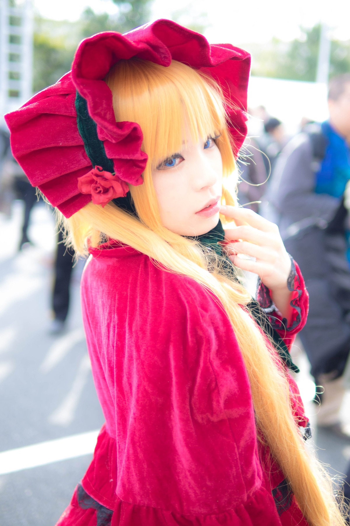 1girl bangs blonde_hair blue_eyes blurry blurry_background blurry_foreground bonnet depth_of_field flower hat lips long_hair looking_at_viewer photo realistic rose shinku solo