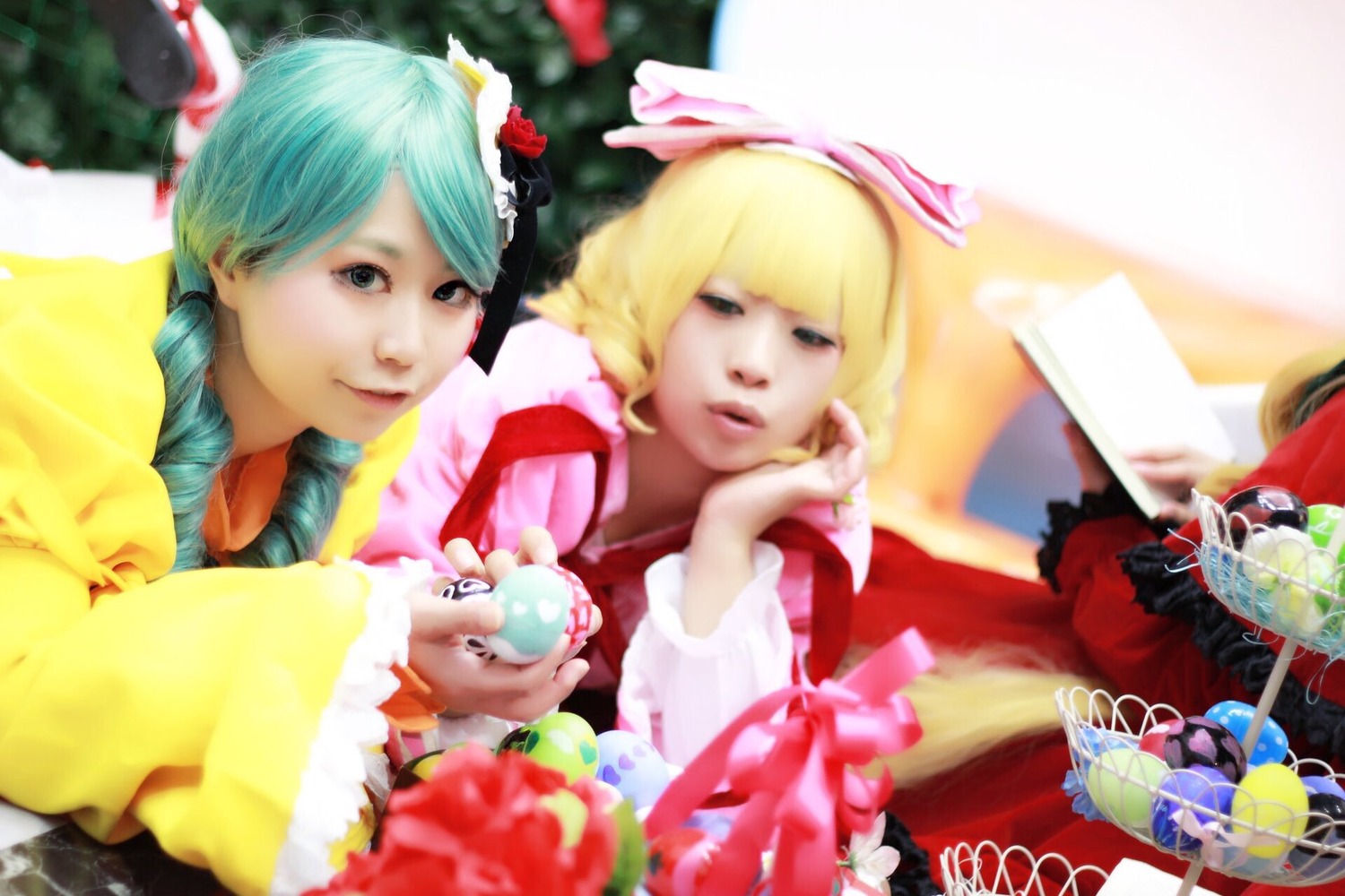 2girls 3d blonde_hair blurry blurry_background blurry_foreground depth_of_field figure flower hatsune_miku lips multiple_cosplay multiple_girls photo realistic tagme