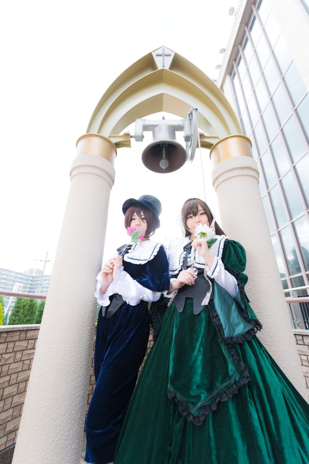 2girls black_hair brown_hair chain-link_fence dress fence flower green_dress hat holding long_dress long_hair long_sleeves multiple_cosplay multiple_girls short_hair standing suiseiseki tagme