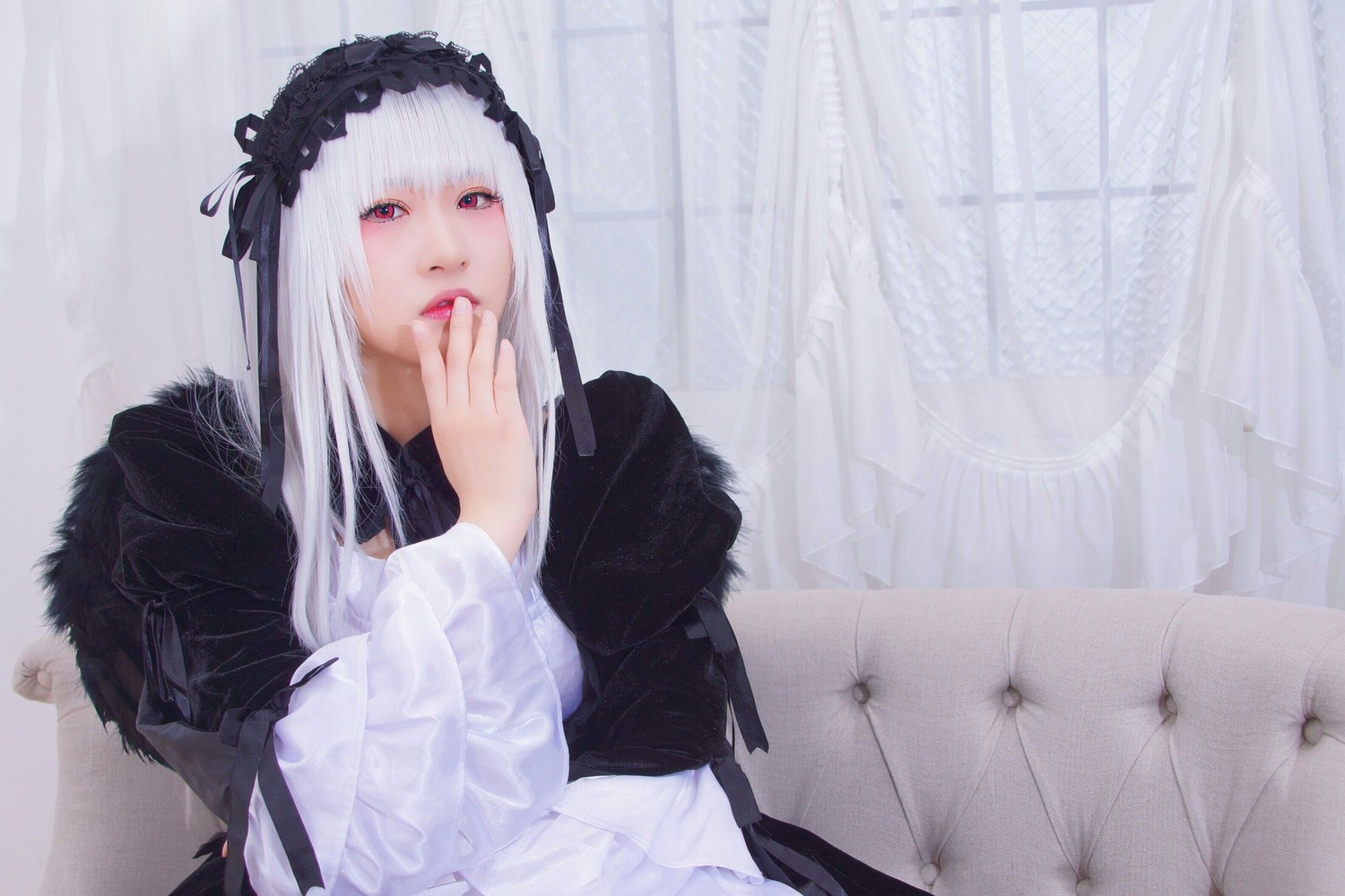 1girl bangs black_dress black_ribbon closed_mouth dress frills gothic_lolita hairband lolita_fashion long_hair long_sleeves looking_at_viewer red_eyes silver_hair solo suigintou