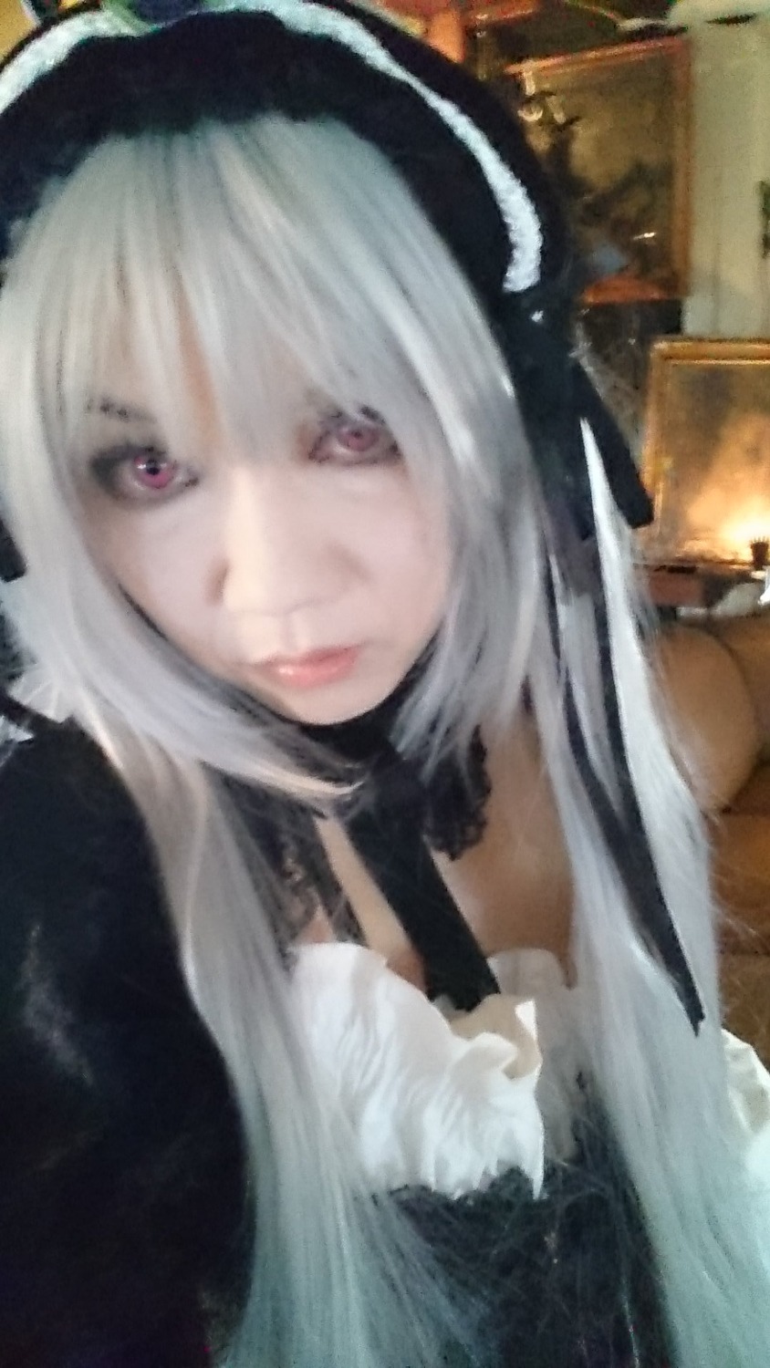 1girl bangs closed_mouth gothic_lolita hairband lips lolita_fashion long_hair looking_at_viewer red_eyes smile solo suigintou white_hair