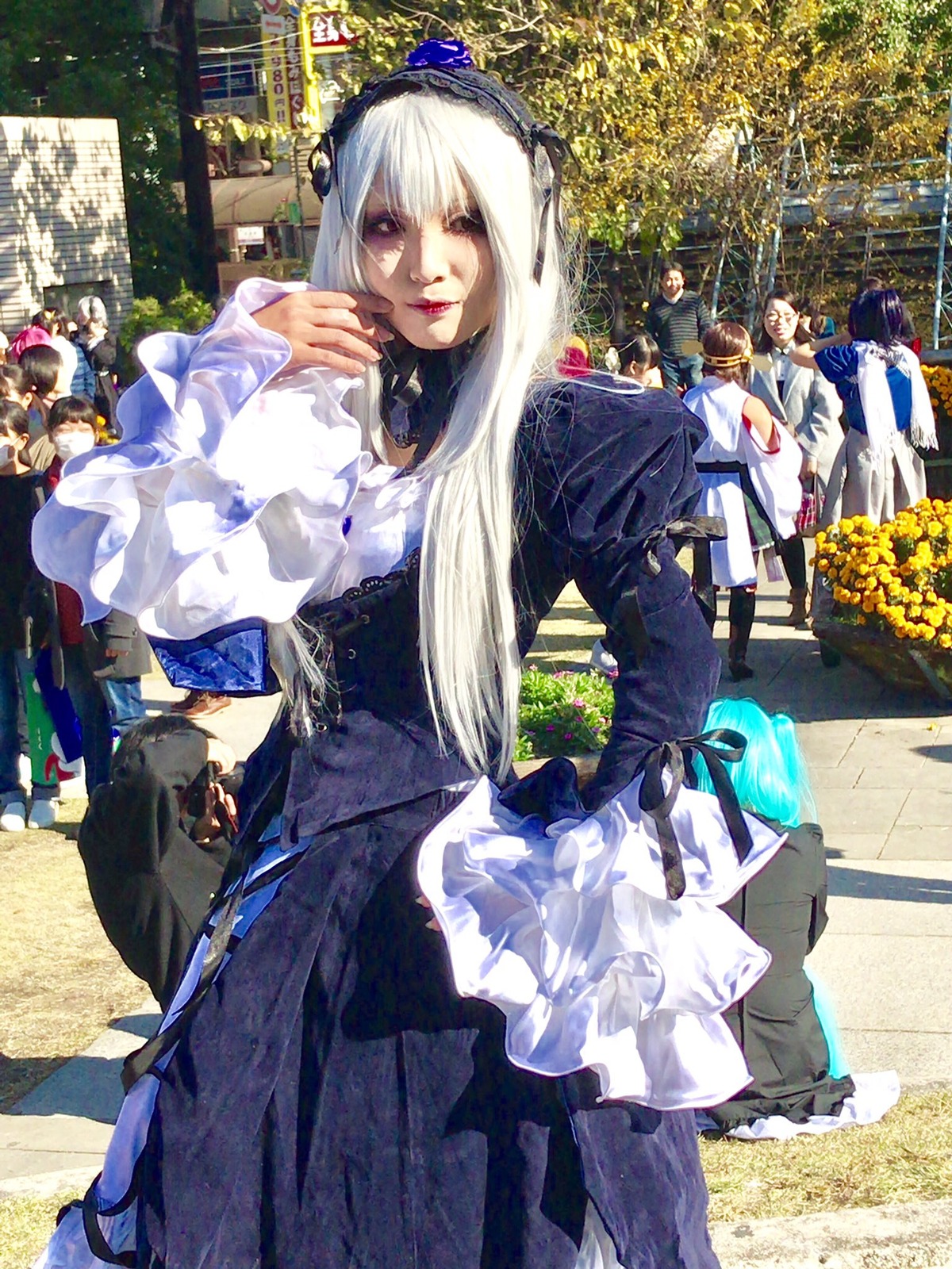 3d blonde_hair dress long_hair long_sleeves looking_at_viewer multiple_boys multiple_girls outdoors pavement sitting solo standing suigintou