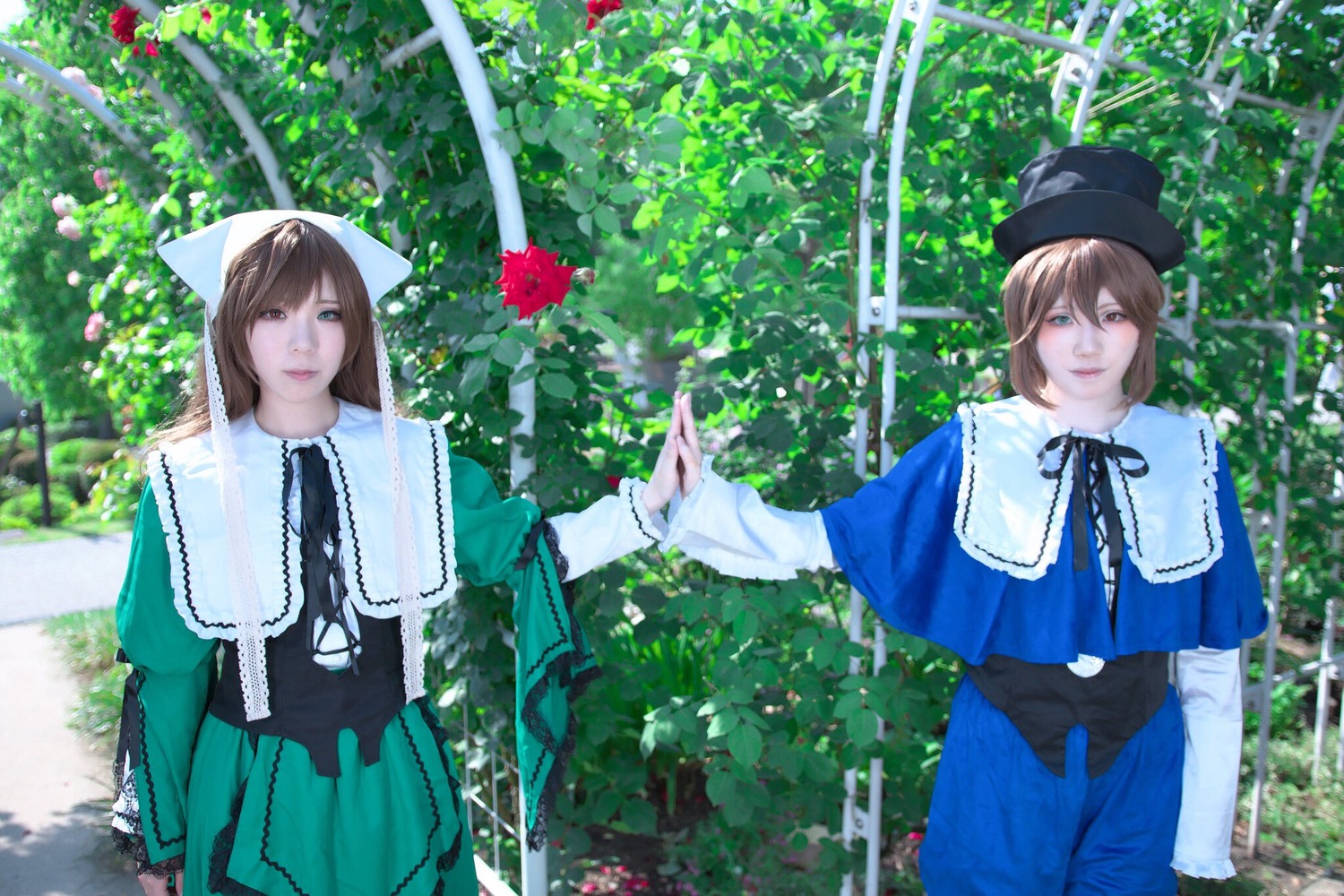 2girls blue_dress brown_hair capelet dress green_dress hat long_hair long_sleeves multiple_cosplay multiple_girls outdoors short_hair smile souseiseki standing suiseiseki sunlight tagme