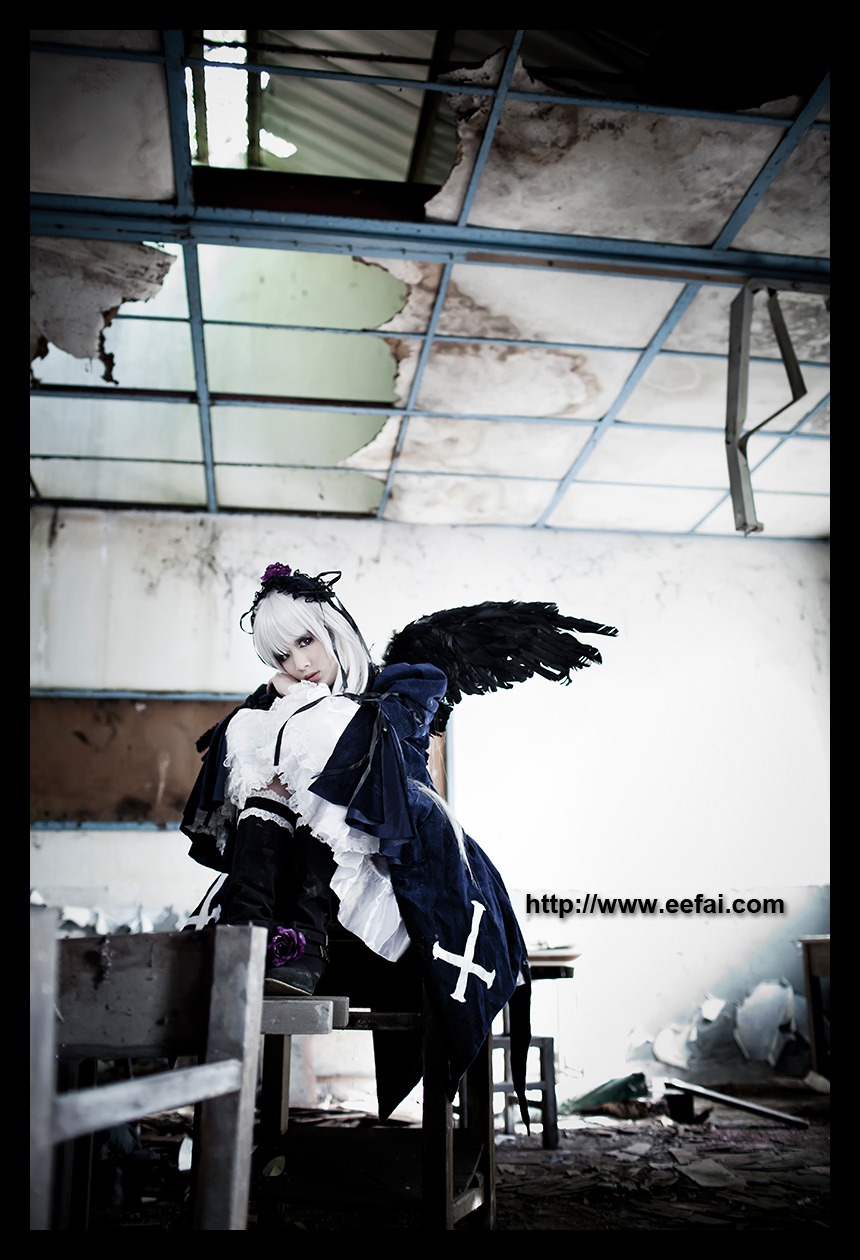 1girl ahoge auto_tagged black_border feathered_wings gloves letterboxed long_hair looking_at_viewer silver_hair sitting snow solo suigintou virtual_youtuber window wings