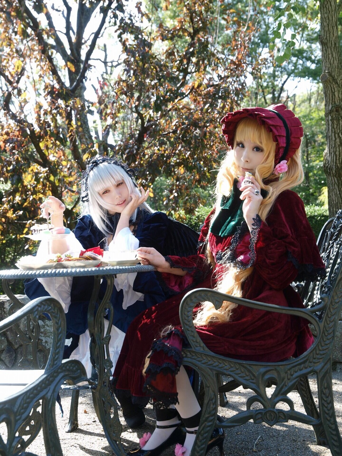 2girls blonde_hair blue_eyes bonnet dress flower frills long_hair multiple_cosplay multiple_girls red_eyes sitting tagme tree