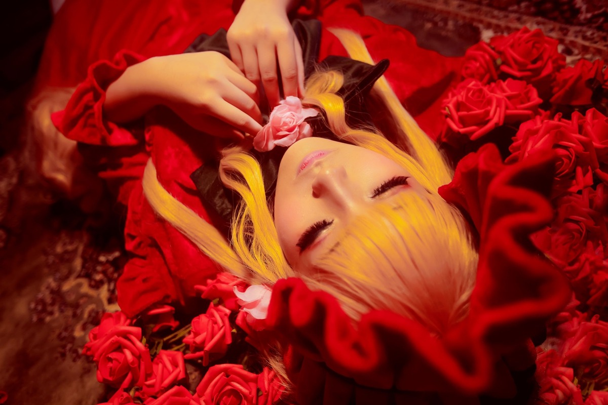 1girl blonde_hair closed_eyes dress flower hat lips long_hair pink_rose red_flower red_rose rose shinku solo