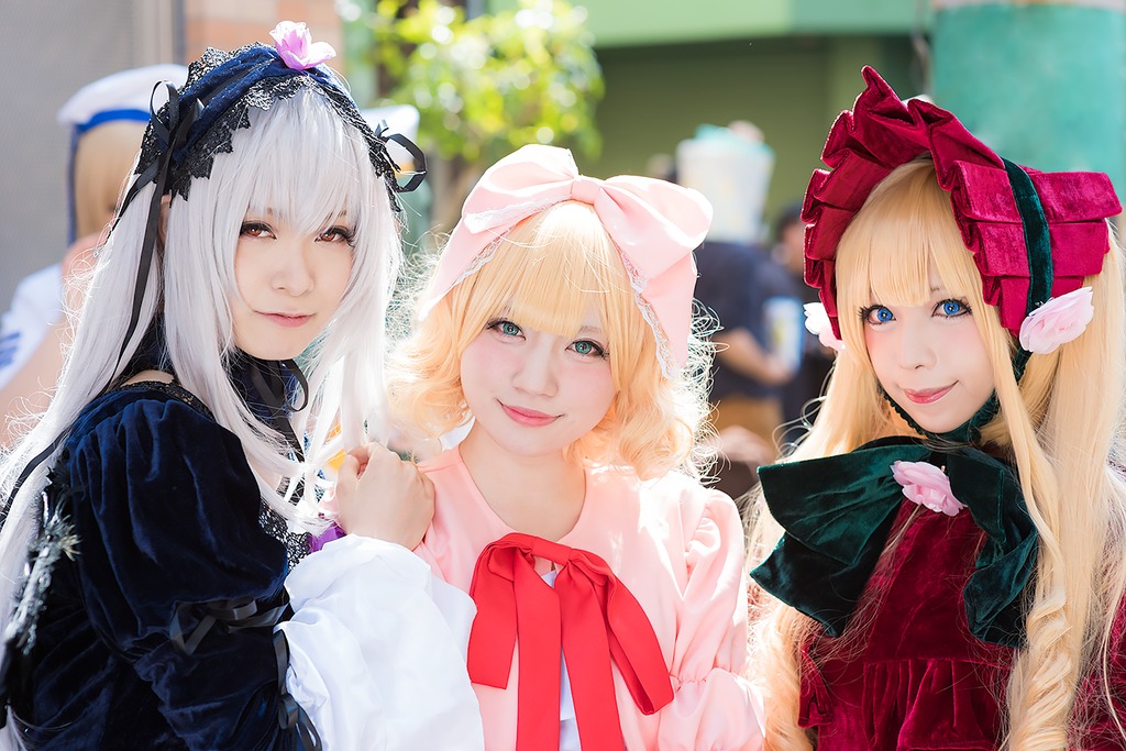 3girls 91076 artist_name bangs blonde_hair blue_eyes blunt_bangs blurry blurry_background bonnet bow closed_mouth depth_of_field dress flower lips long_hair looking_at_viewer multiple_cosplay multiple_girls nail_polish photo red_eyes smile tagme upper_body