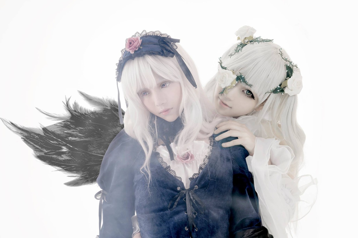 2girls angel_wings black_wings blonde_hair blue_eyes feathers flower hair_flower hair_ornament long_hair multiple_cosplay multiple_girls siblings sisters tagme white_hair wings