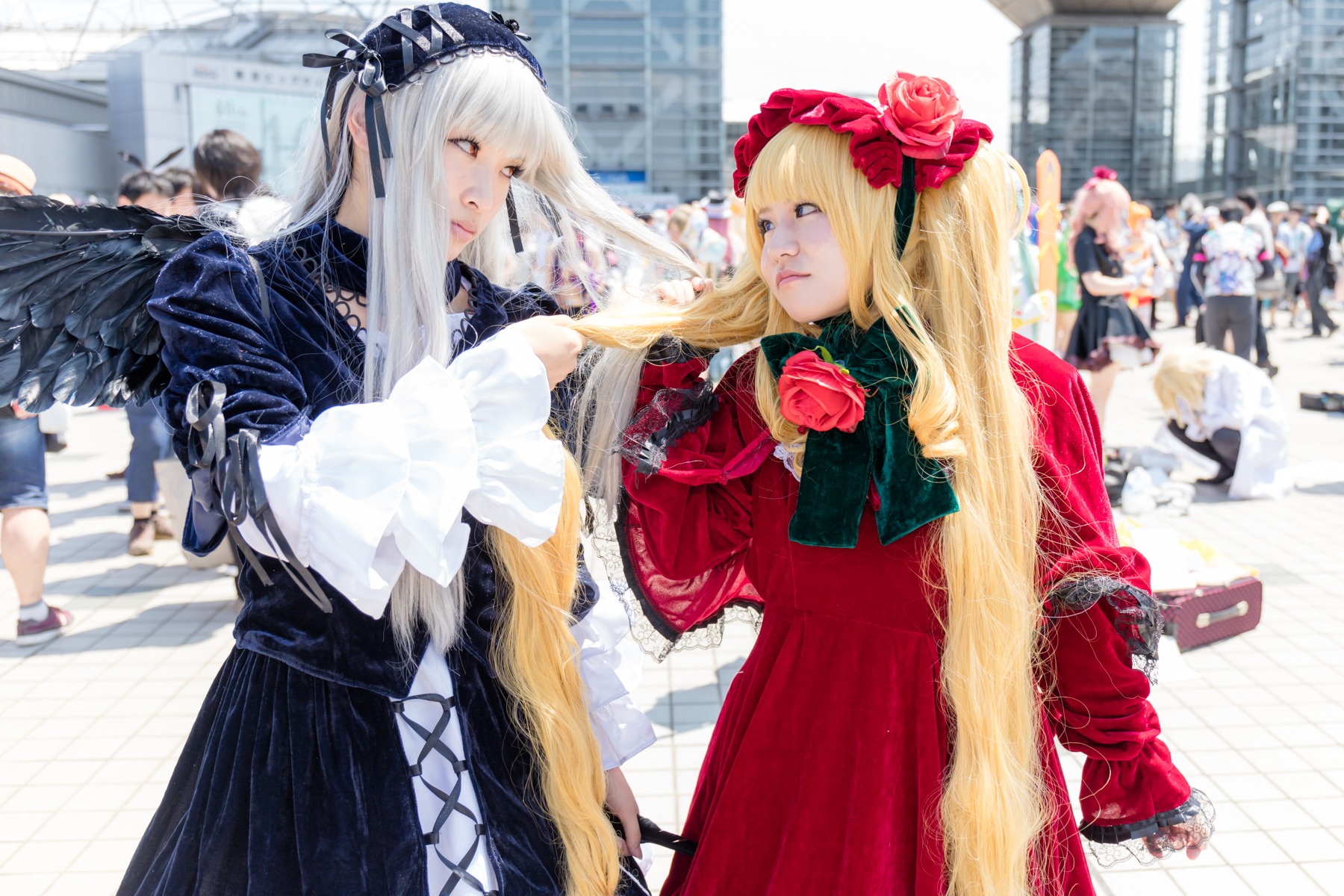 blonde_hair blue_eyes blurry depth_of_field dress flower hat long_hair long_sleeves multiple_cosplay multiple_girls red_dress rose shinku suigintou tagme wings