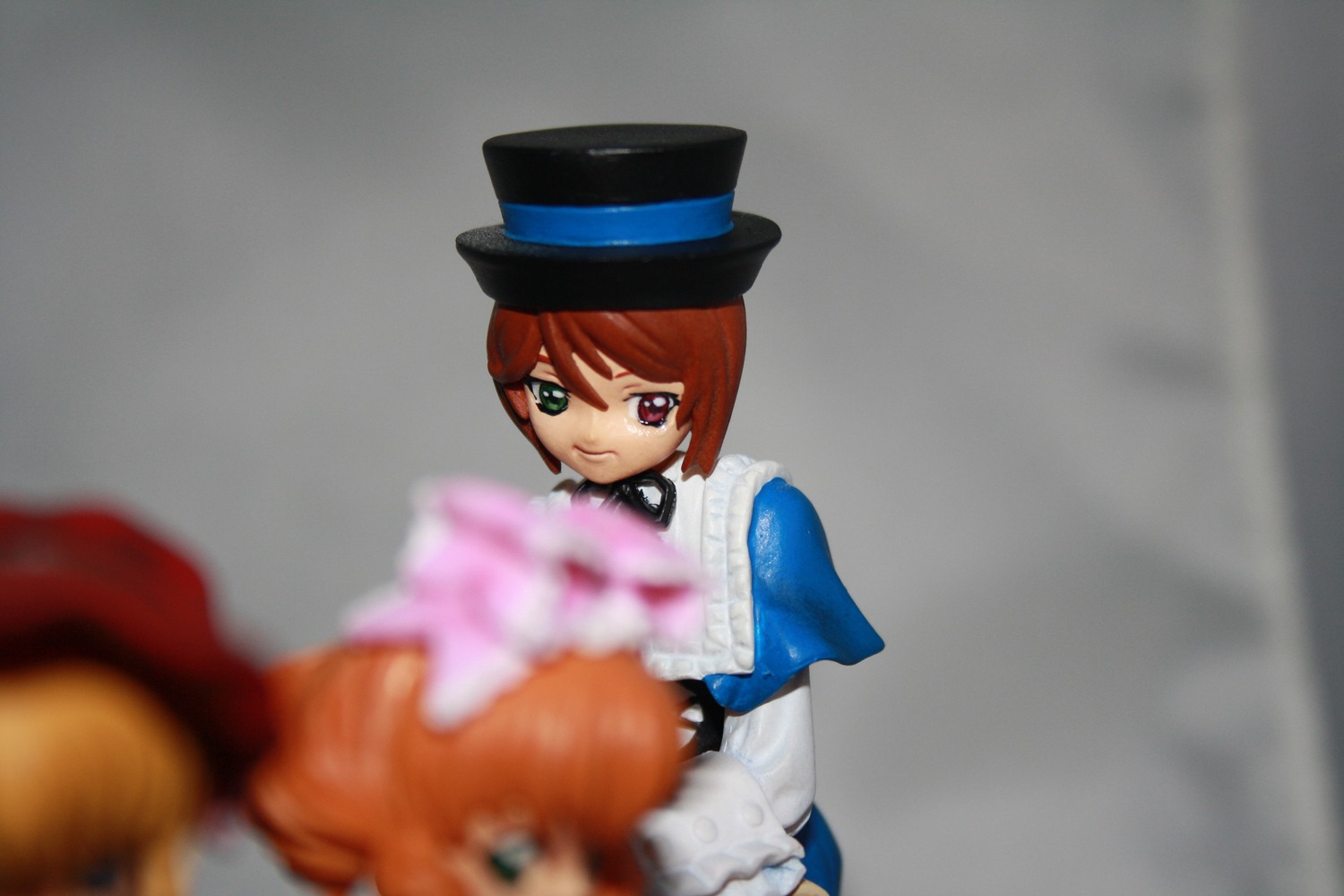 blurry blurry_background blurry_foreground brown_hair depth_of_field doll dress figure green_eyes hat heterochromia long_sleeves looking_at_viewer motion_blur multiple_dolls multiple_girls photo red_eyes short_hair siblings sisters souseiseki tagme top_hat