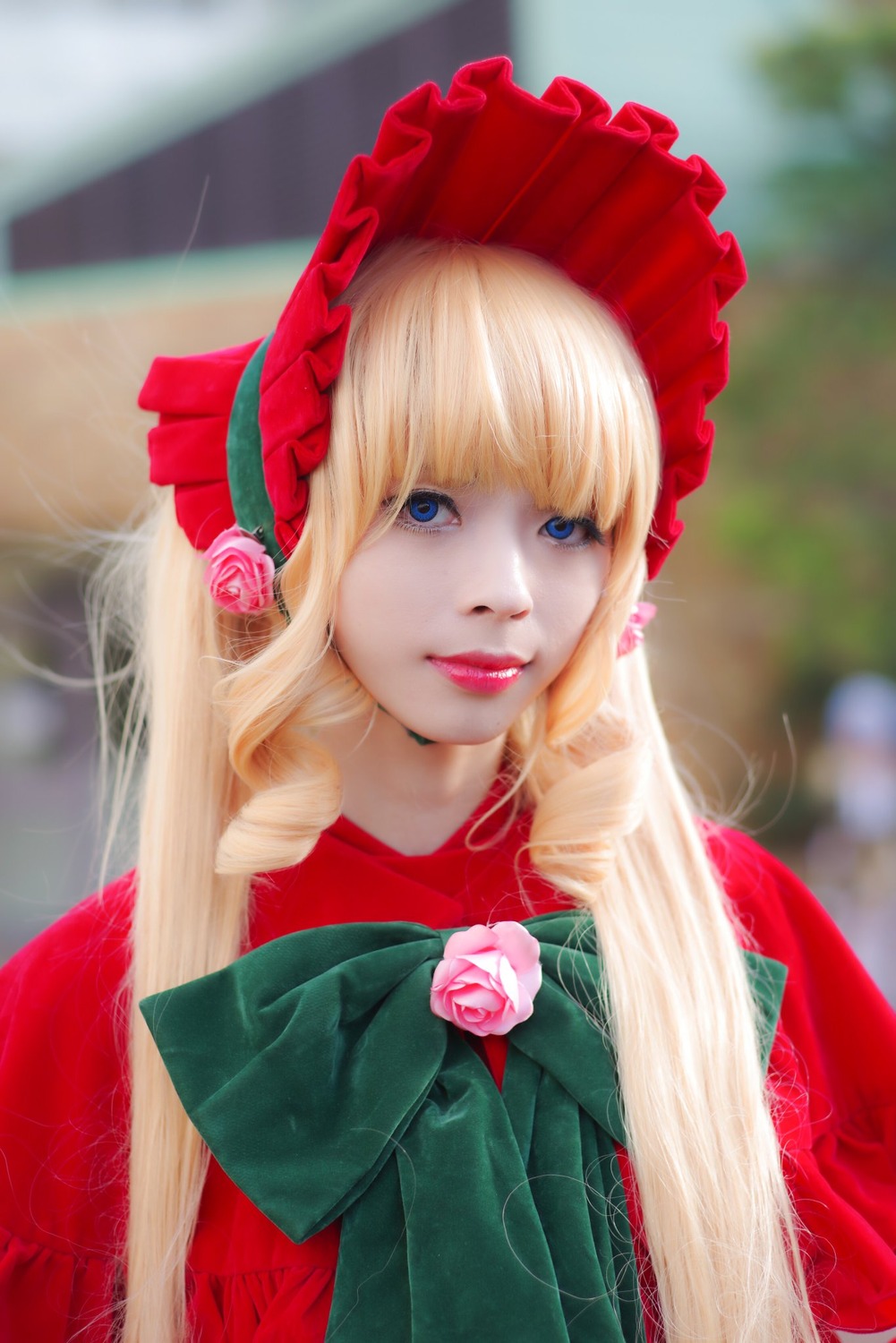 1girl bangs blonde_hair blue_eyes blurry blurry_background bonnet depth_of_field flower lips long_hair looking_at_viewer photo pink_flower pink_rose realistic red_flower red_rose rose shinku smile solo upper_body