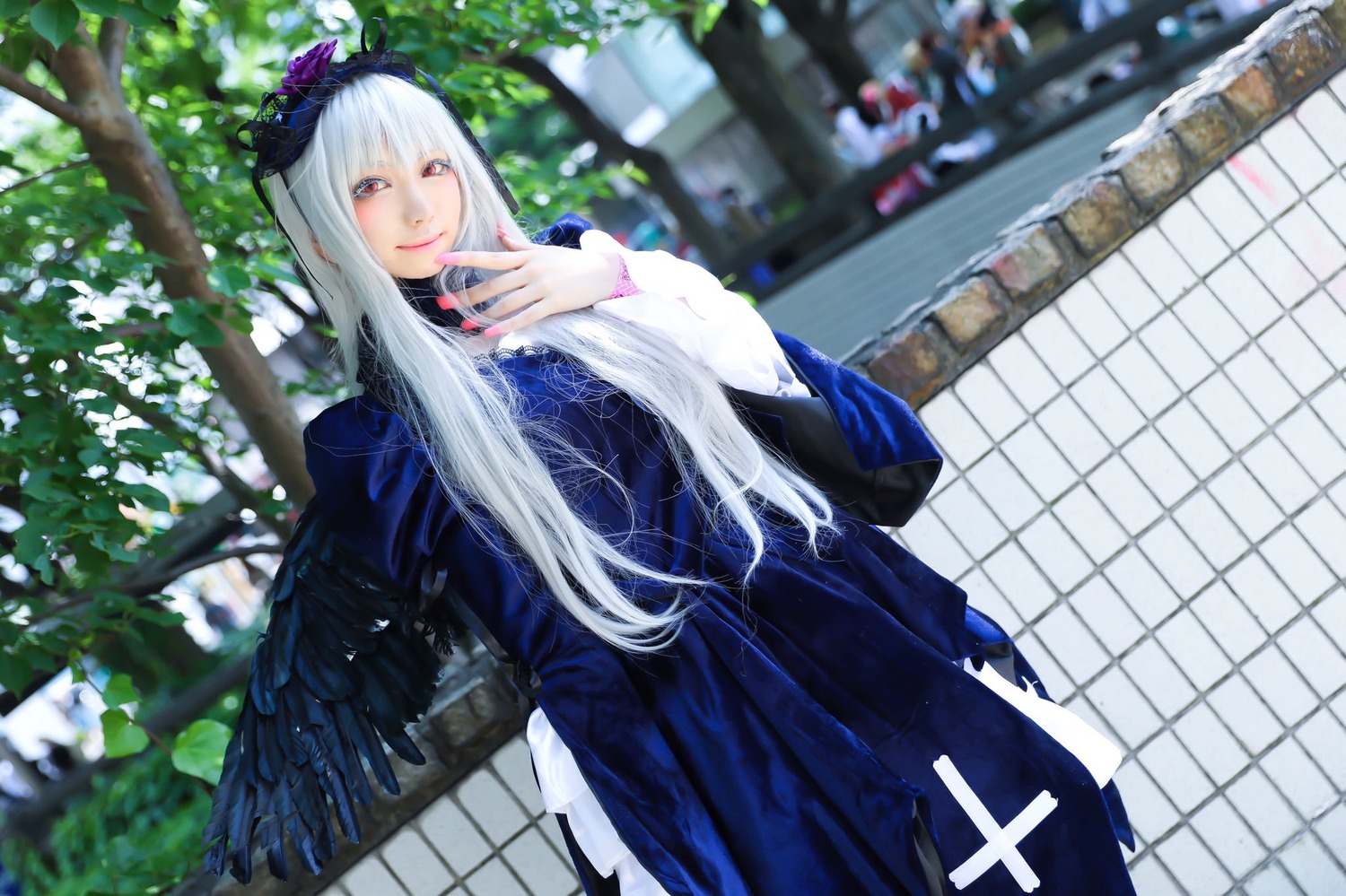 1girl 3d blurry blurry_background blurry_foreground chain-link_fence depth_of_field dress fence long_hair long_sleeves looking_at_viewer outdoors photo solo suigintou wings
