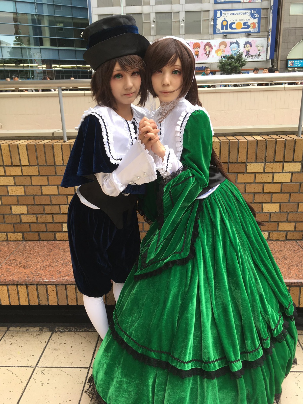 2girls brown_hair dress green_dress green_eyes hat holding_hands indoors lips long_skirt long_sleeves looking_at_viewer multiple_cosplay multiple_girls pantyhose short_hair smile standing swept_bangs tagme tile_floor tiles top_hat white_legwear