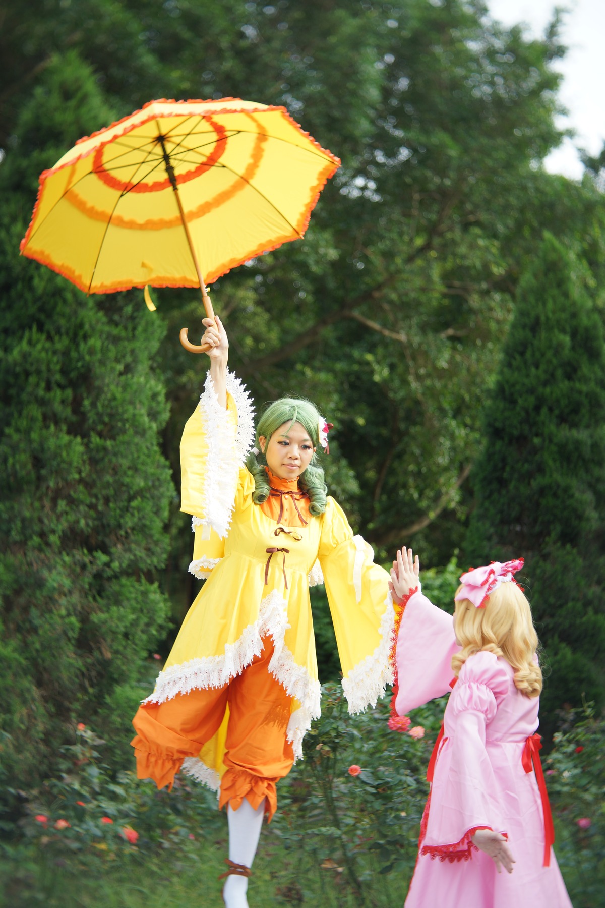 2girls blonde_hair flower hair_ornament holding_umbrella japanese_clothes kimono multiple_cosplay multiple_girls parasol shared_umbrella tagme umbrella wide_sleeves yakumo_yukari