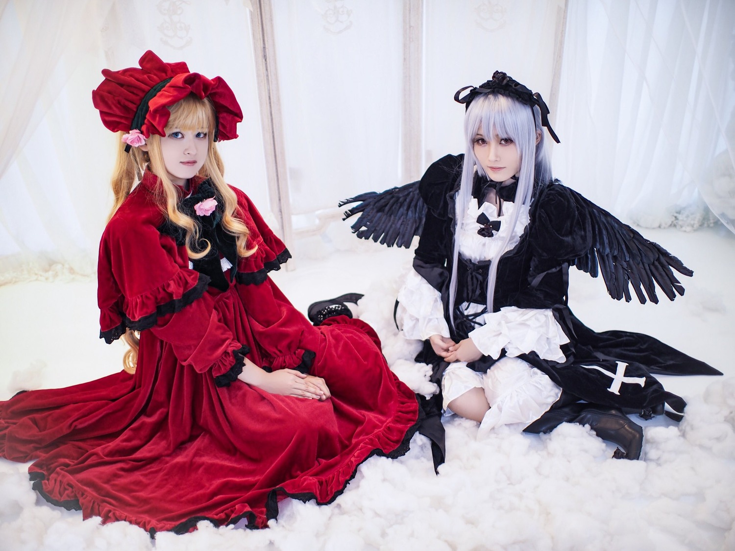 2girls black_wings blonde_hair blue_eyes bonnet curtains doll_joints dress feathers flower long_hair long_sleeves multiple_cosplay multiple_girls shinku silver_hair sitting suigintou tagme wings