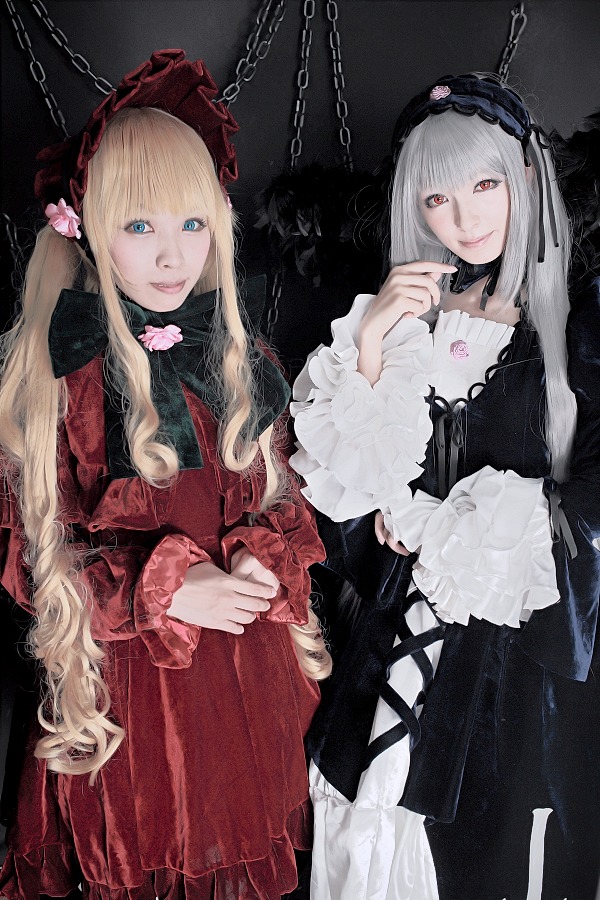 2girls blonde_hair blue_eyes chain chained dress flower frills lolita_fashion long_hair long_sleeves looking_at_viewer multiple_cosplay multiple_girls red_dress red_eyes shinku silver_hair suigintou tagme very_long_hair
