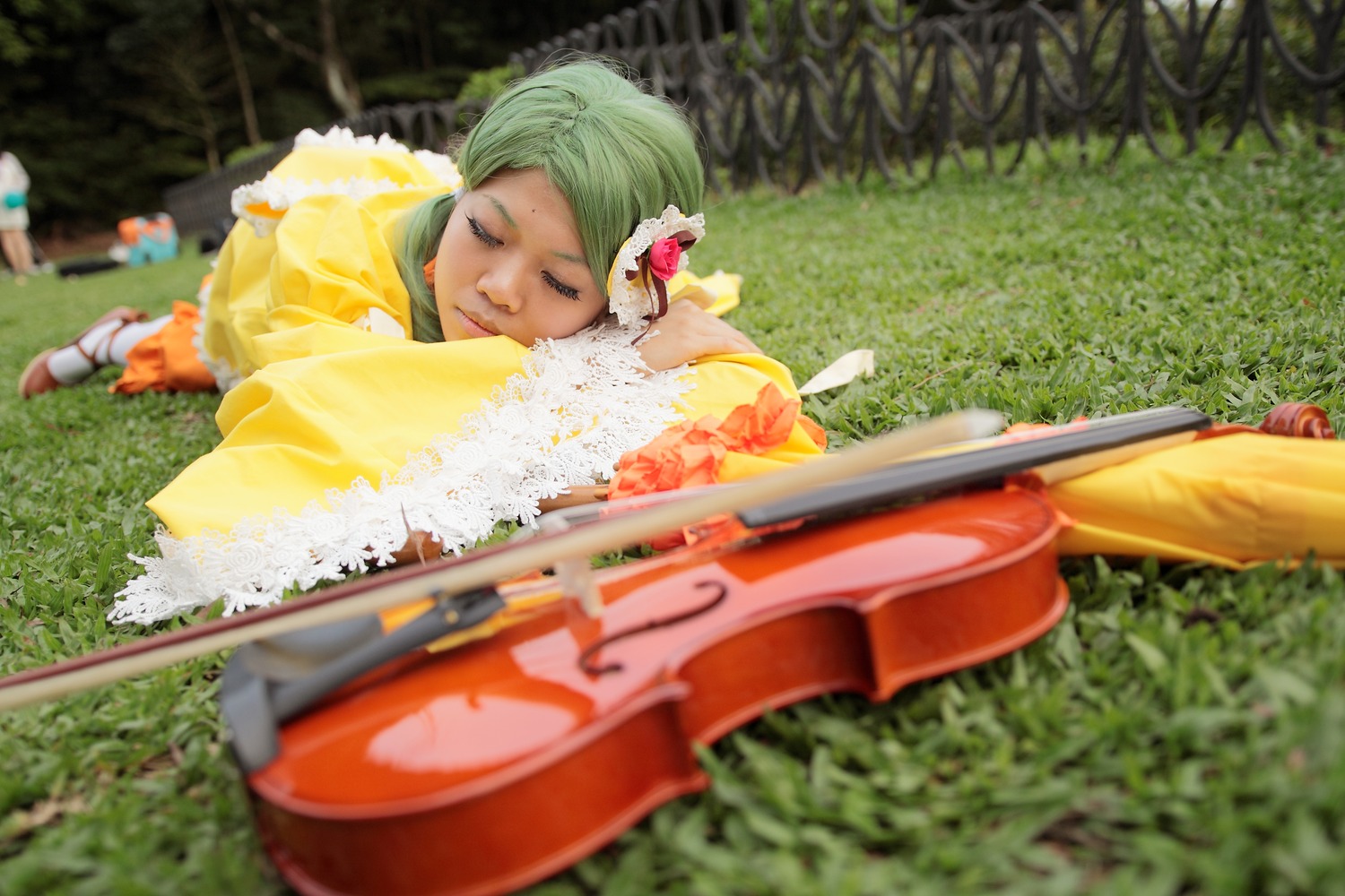 1girl 3d blurry blurry_foreground closed_eyes depth_of_field grass green_hair hair_ornament kanaria motion_blur photo solo