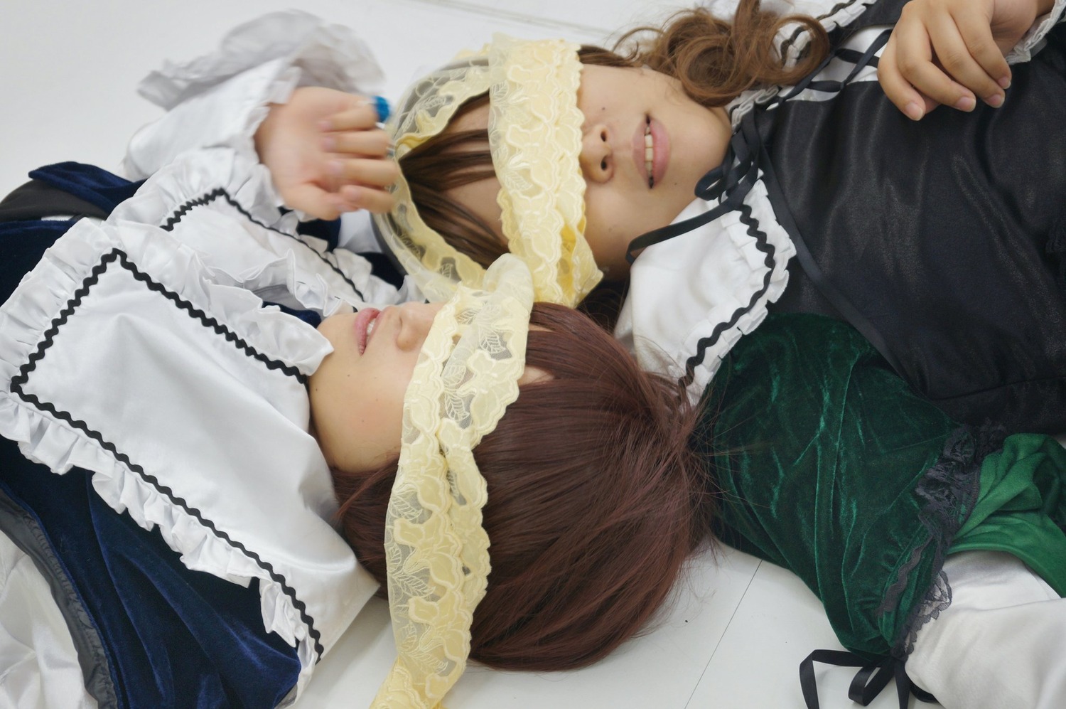 2girls blindfold brown_hair covered_eyes dress frills hat lace lips long_sleeves multiple_cosplay multiple_girls nail_polish ribbon tagme twins