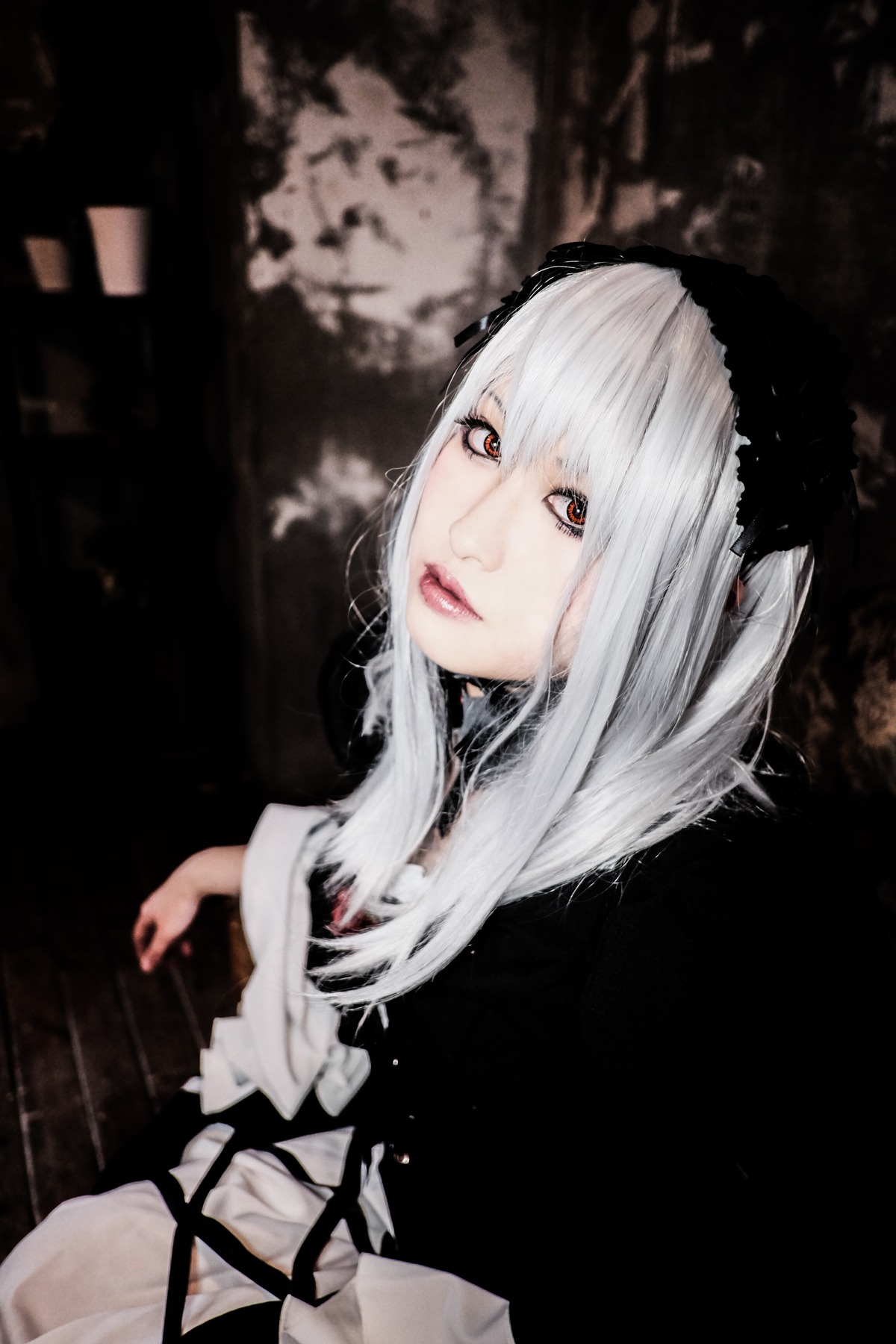 1girl blurry lips looking_at_viewer red_eyes solo suigintou