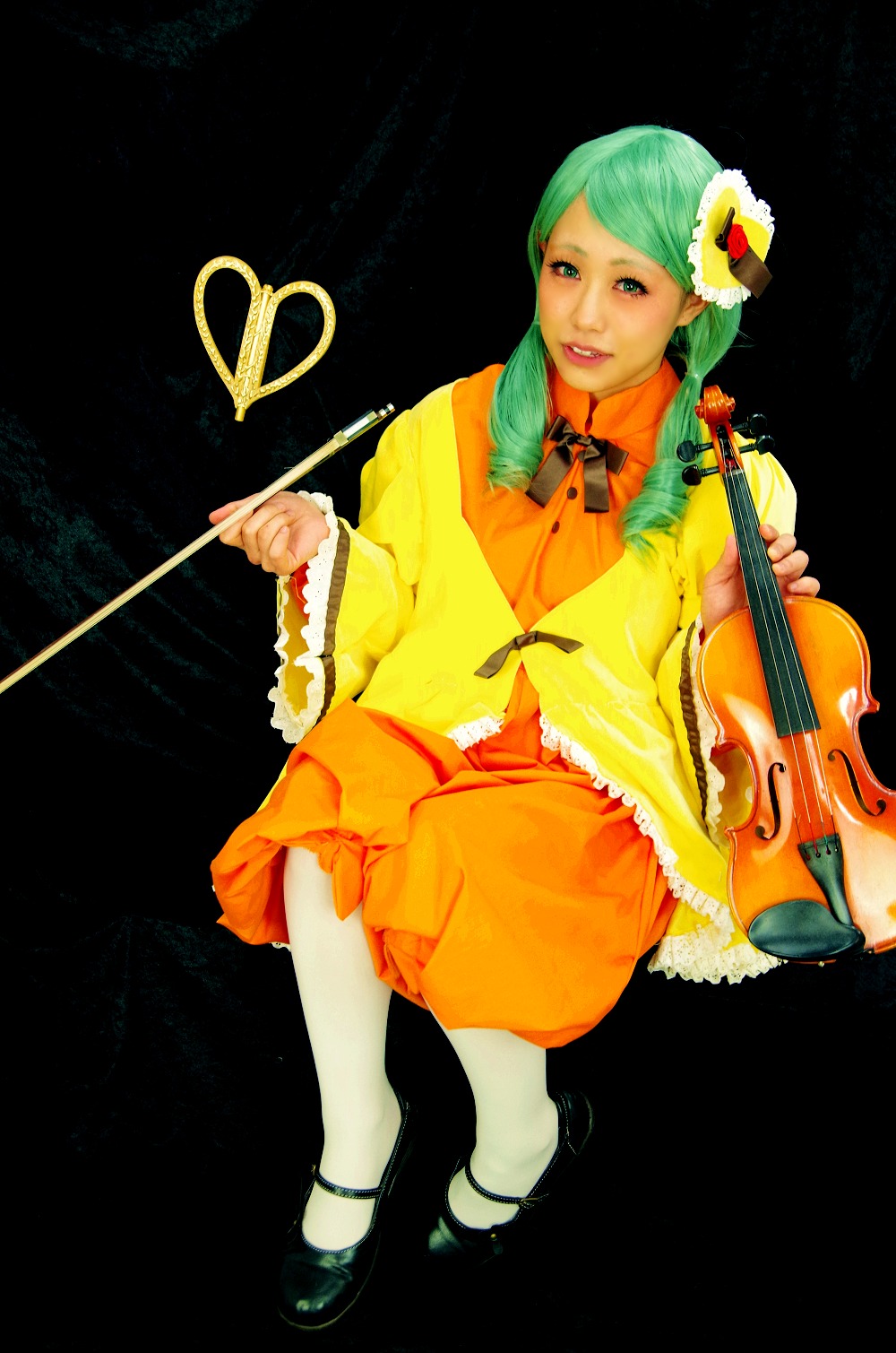 1girl bow_(instrument) green_hair guitar hair_ornament heart instrument kanaria music musical_note pantyhose playing_instrument shoes sitting solo violin