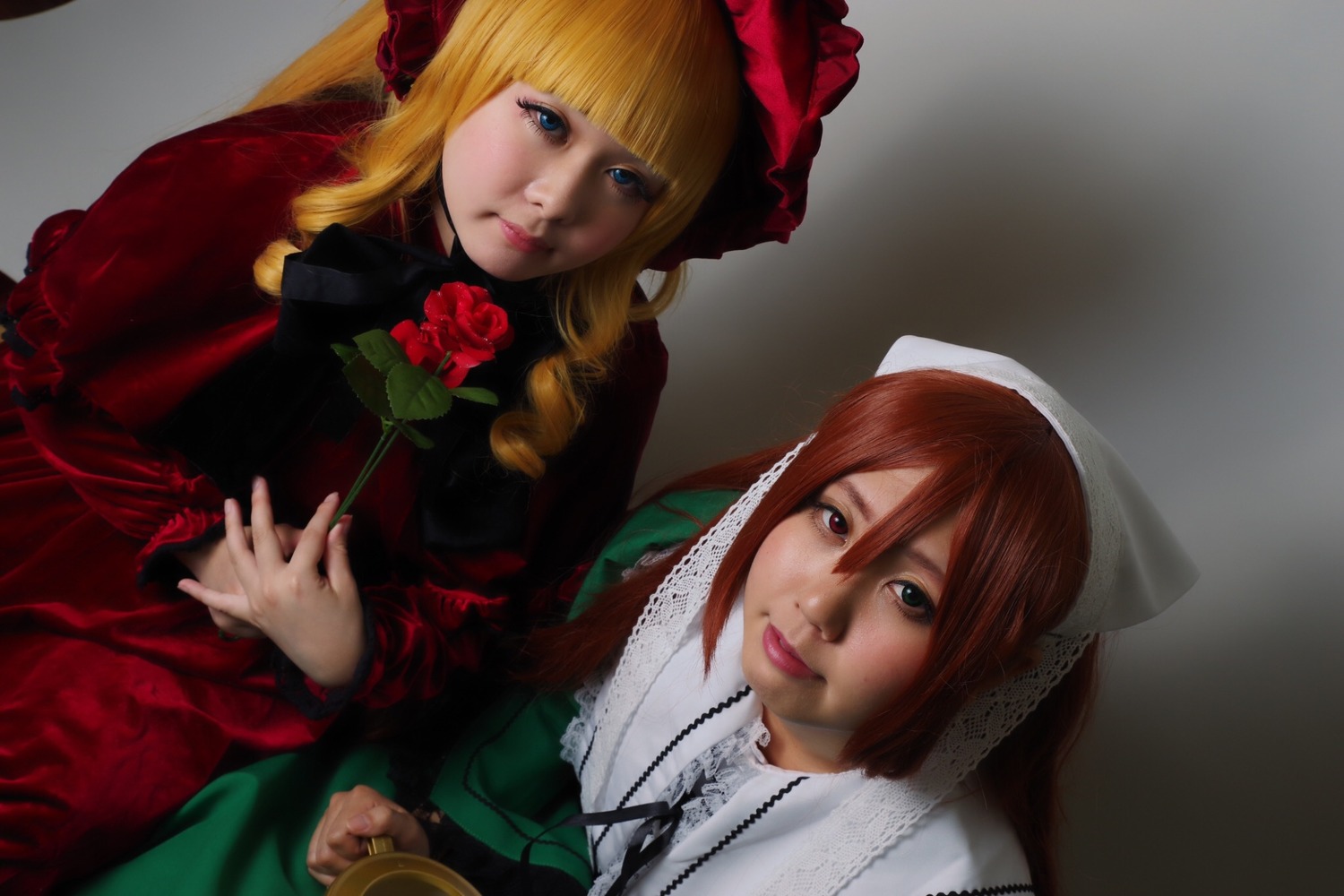 2girls blonde_hair blue_eyes bonnet dress flower lips long_hair multiple_cosplay multiple_girls realistic red_flower red_rose rose shinku tagme