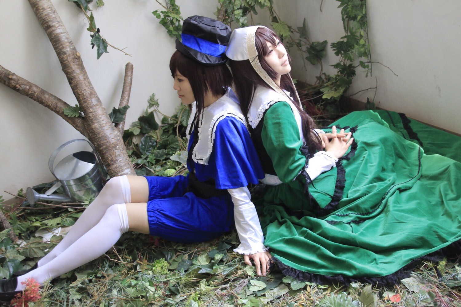 2girls back-to-back bangs brown_hair closed_eyes dress grass green_dress hat long_hair long_sleeves multiple_cosplay multiple_girls nail_polish outdoors profile sisters sitting tagme thighhighs tree white_legwear