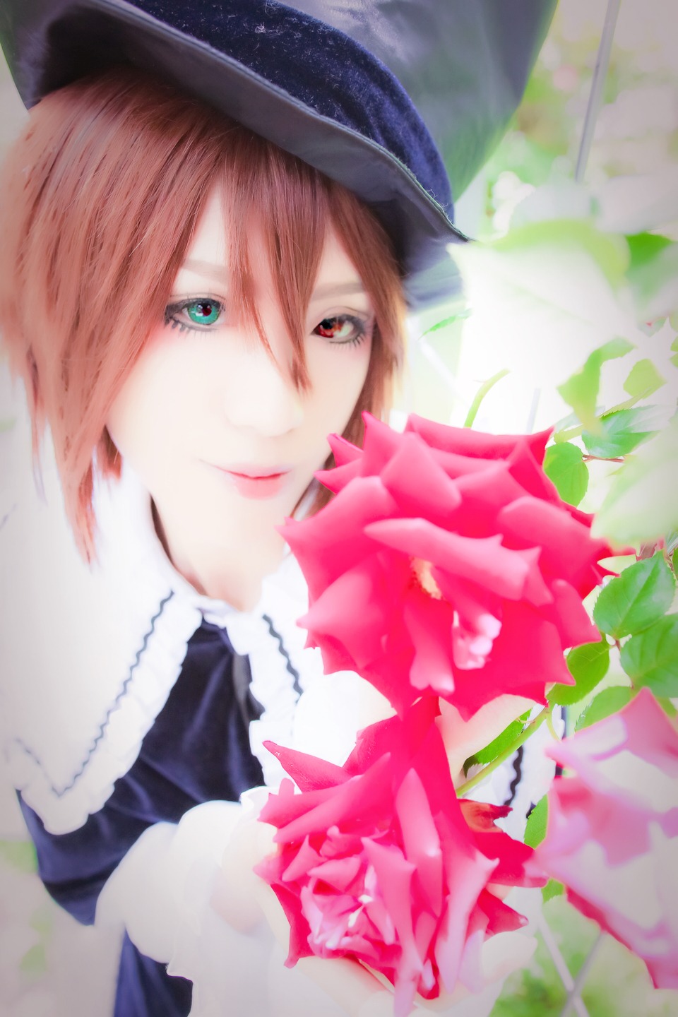 1girl black_headwear blurry bouquet brown_hair closed_mouth depth_of_field flower hair_between_eyes hat heterochromia looking_at_viewer red_eyes short_hair smile solo souseiseki top_hat