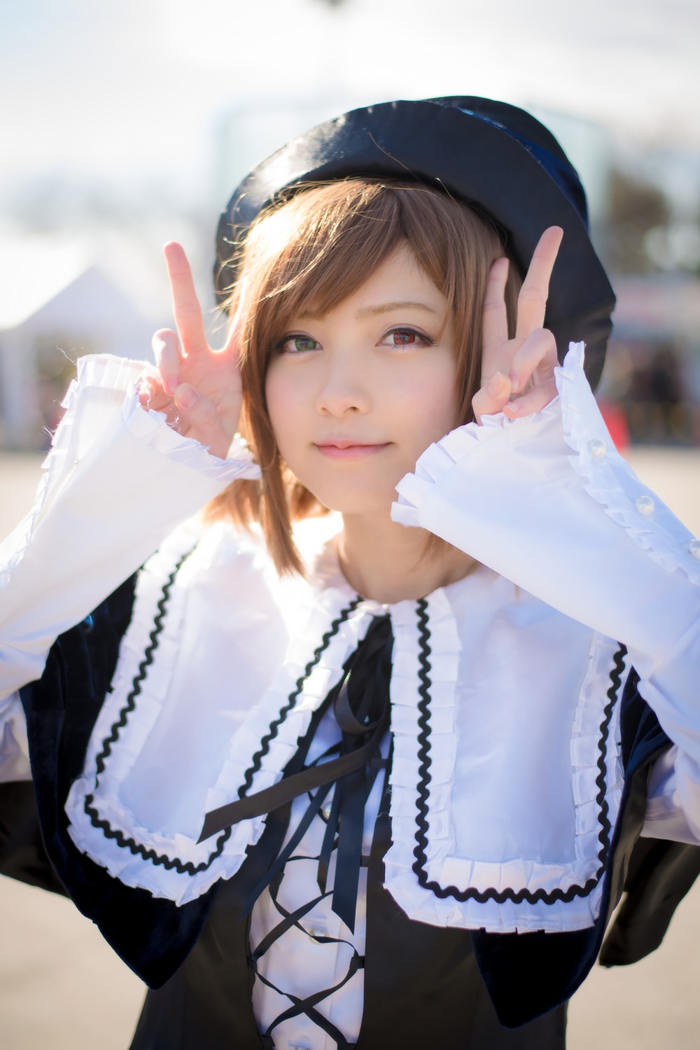 1girl 3d bangs blurry blurry_background brown_hair closed_mouth depth_of_field double_v hat heterochromia lips long_hair long_sleeves looking_at_viewer red_eyes sleeves_past_wrists smile solo souseiseki upper_body v