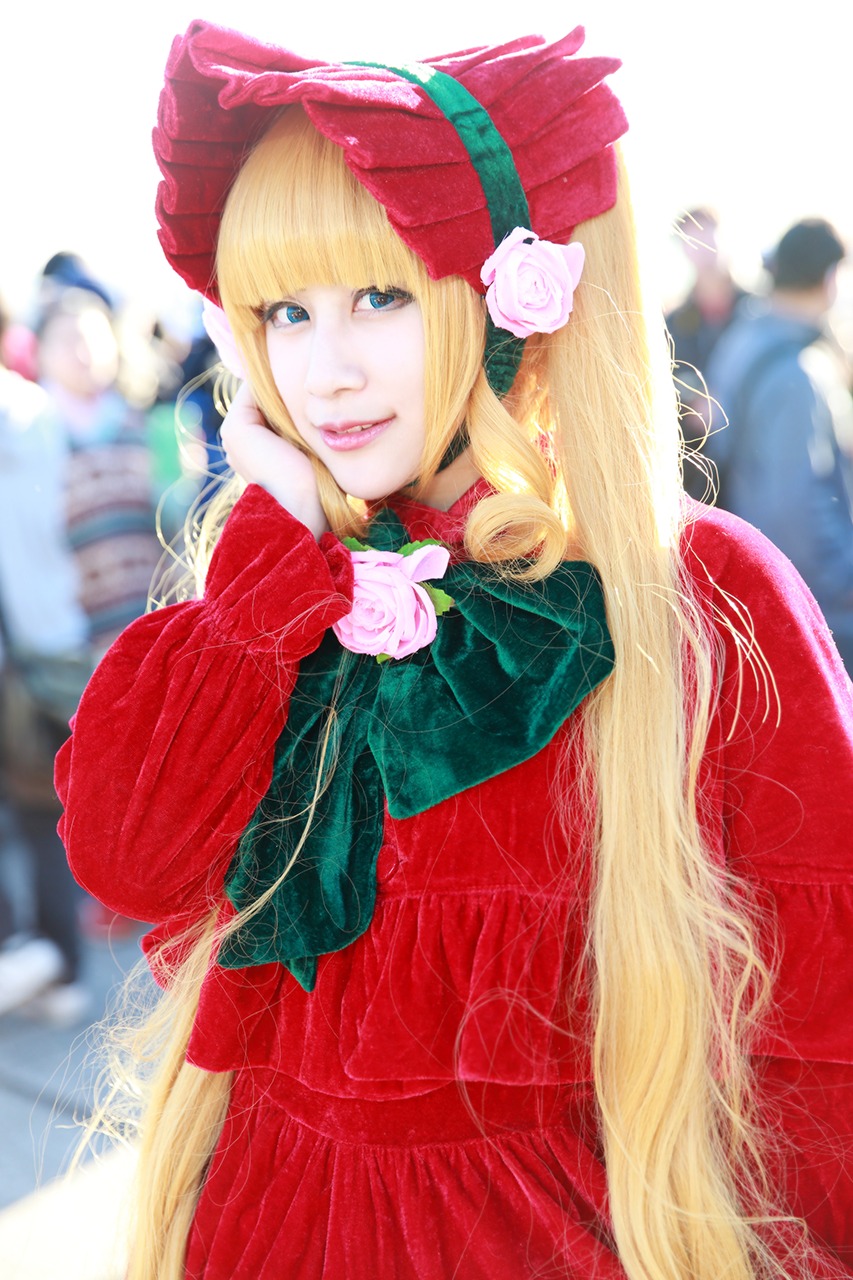 blonde_hair blue_eyes blurry blurry_background blurry_foreground bonnet depth_of_field dress flower hat lips long_hair looking_at_viewer multiple_girls photo pink_flower pink_rose red_dress rose shinku solo solo_focus