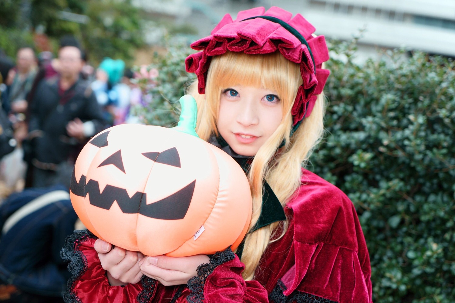 1girl 3d bangs blonde_hair blue_eyes blurry blurry_background blurry_foreground bonnet breasts depth_of_field frills gloves lips looking_at_viewer photo shinku smile solo