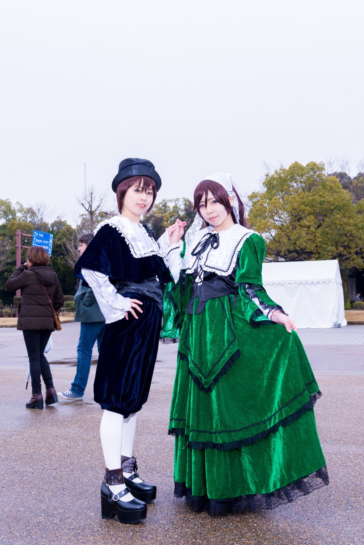 2girls bangs blue_eyes brown_hair day dress green_dress hat long_sleeves looking_at_viewer multiple_cosplay multiple_girls outdoors pantyhose short_hair smile standing tagme white_legwear