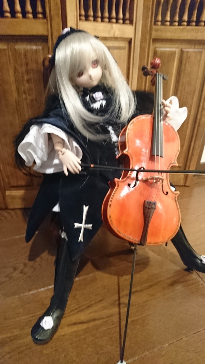 1girl bow_(instrument) doll instrument long_hair piano red_eyes solo suigintou violin white_hair