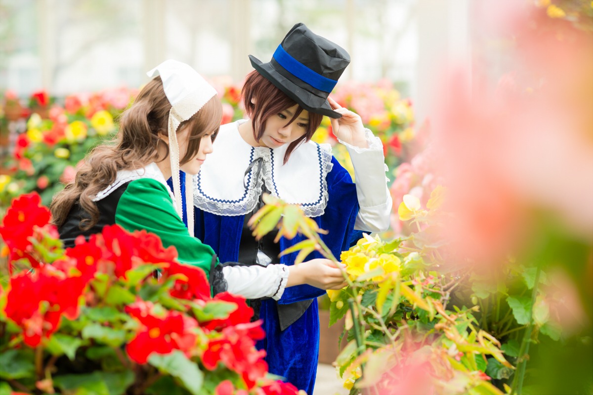 2boys 91076 apron blurry blurry_foreground brown_hair depth_of_field dress flower hat long_sleeves multiple_cosplay multiple_girls tagme top_hat