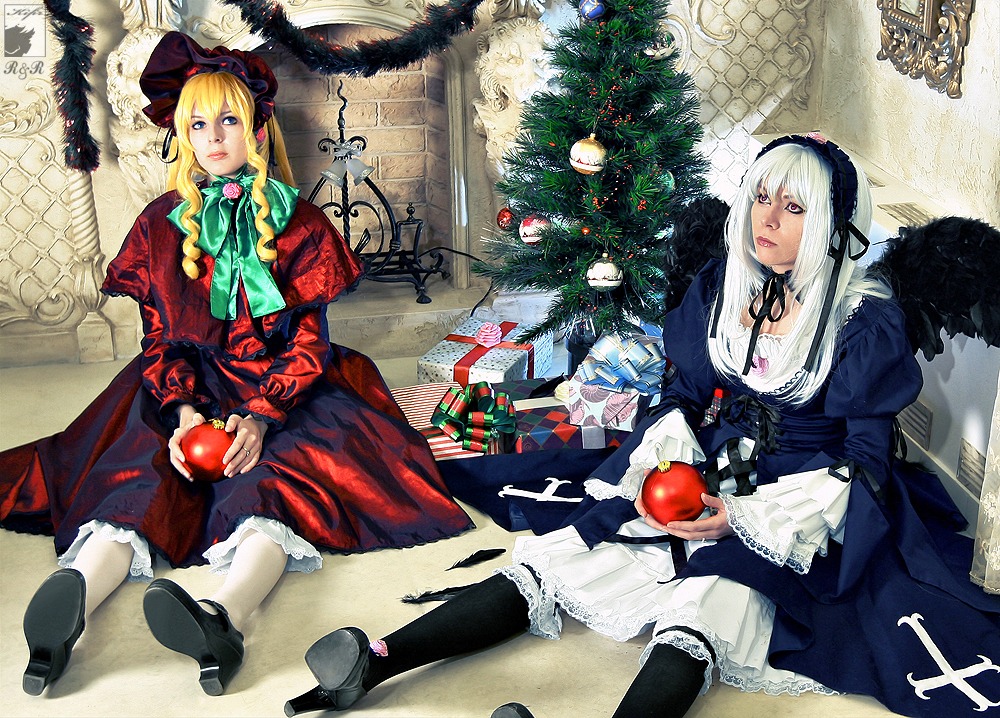 2girls apple black_legwear blonde_hair blue_eyes doll_joints dress flower food fruit gothic_lolita grapes holding holding_fruit long_hair multiple_cosplay multiple_girls pantyhose shinku shoes sitting suigintou tagme tomato wings