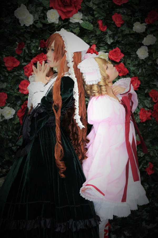 2girls blonde_hair dress flower hat long_hair multiple_cosplay multiple_girls red_flower red_rose rose tagme