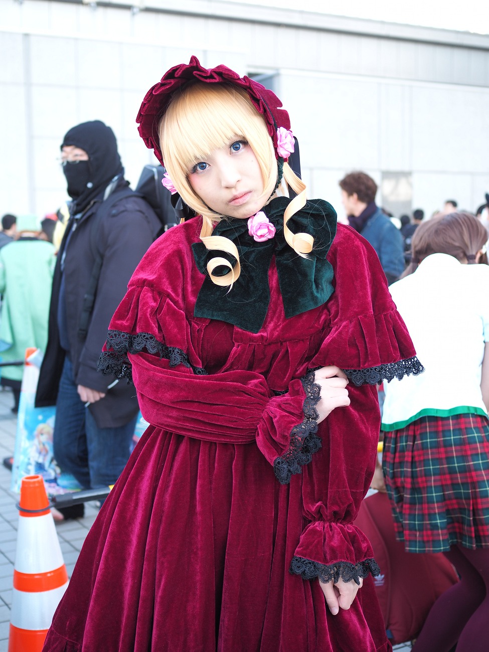 1girl 6+boys blonde_hair blue_eyes blurry blurry_background bonnet depth_of_field dress long_sleeves looking_at_viewer multiple_boys shinku solo solo_focus standing