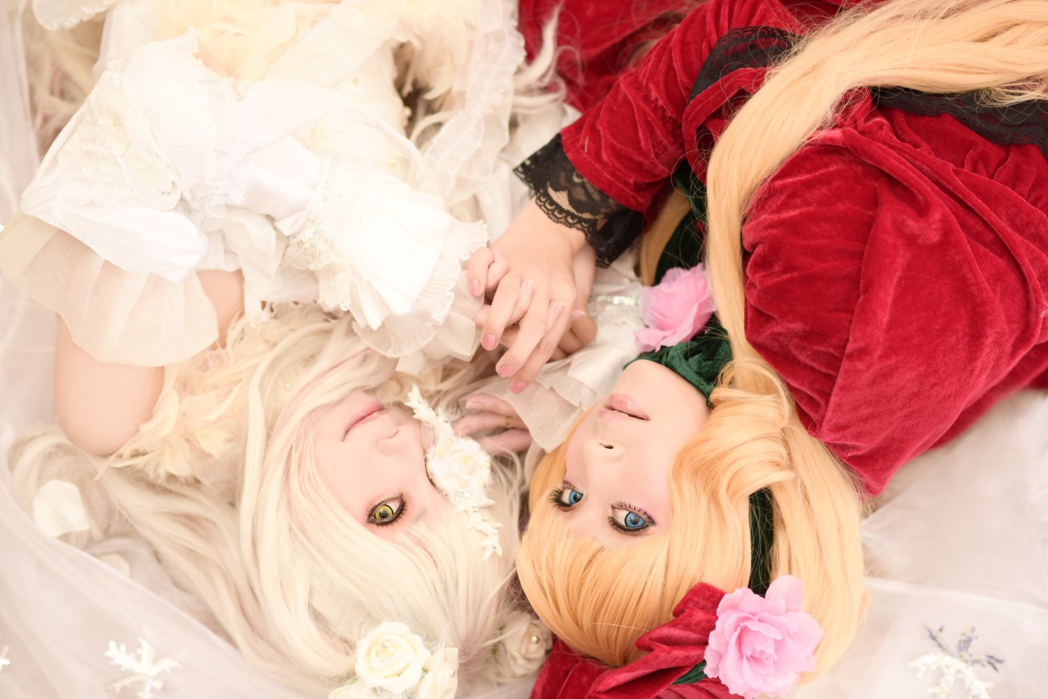 2girls bangs blonde_hair blue_eyes flower hair_flower hair_ornament holding_hands lips long_hair looking_at_viewer multiple_cosplay multiple_girls nail_polish pink_nails pink_rose ring rose tagme white_flower white_rose yellow_eyes