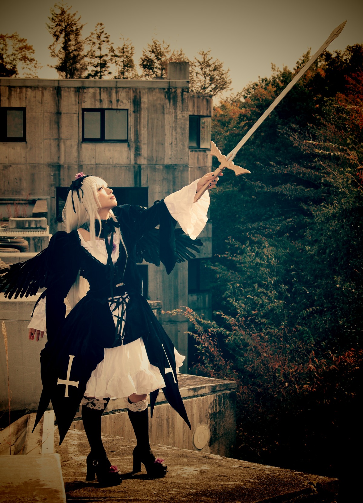 1girl auto_tagged holding long_sleeves profile solo standing suigintou sword weapon