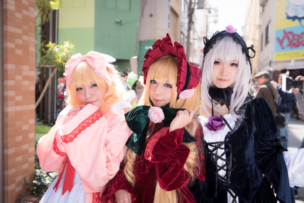 91076 blonde_hair blue_eyes blurry blurry_background bonnet depth_of_field dress drill_hair flower frills hat long_hair long_sleeves looking_at_viewer multiple_cosplay multiple_girls outdoors photo rose shinku silver_hair tagme