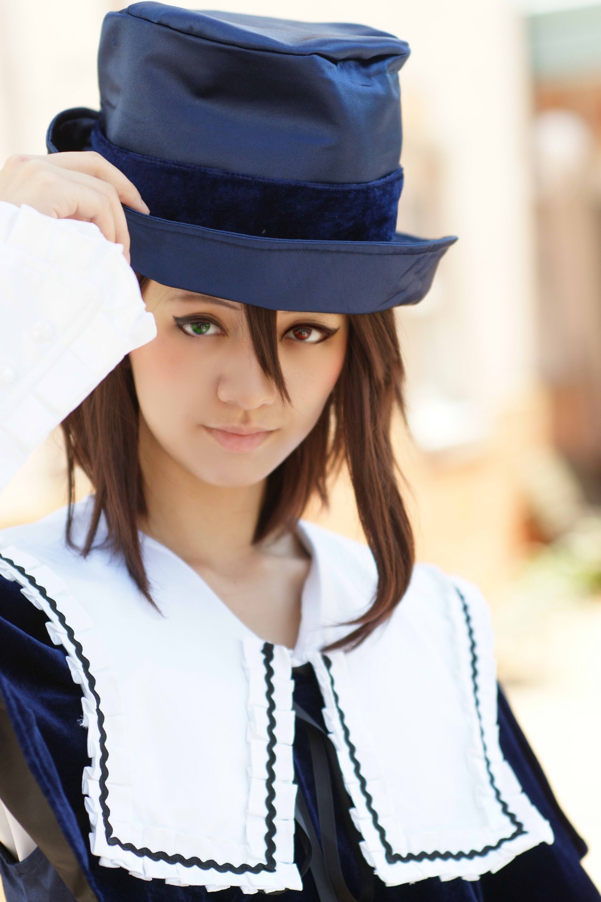 1girl black_headwear blue_headwear blurry blurry_background brown_hair closed_mouth depth_of_field hat lips looking_at_viewer smile solo souseiseki upper_body