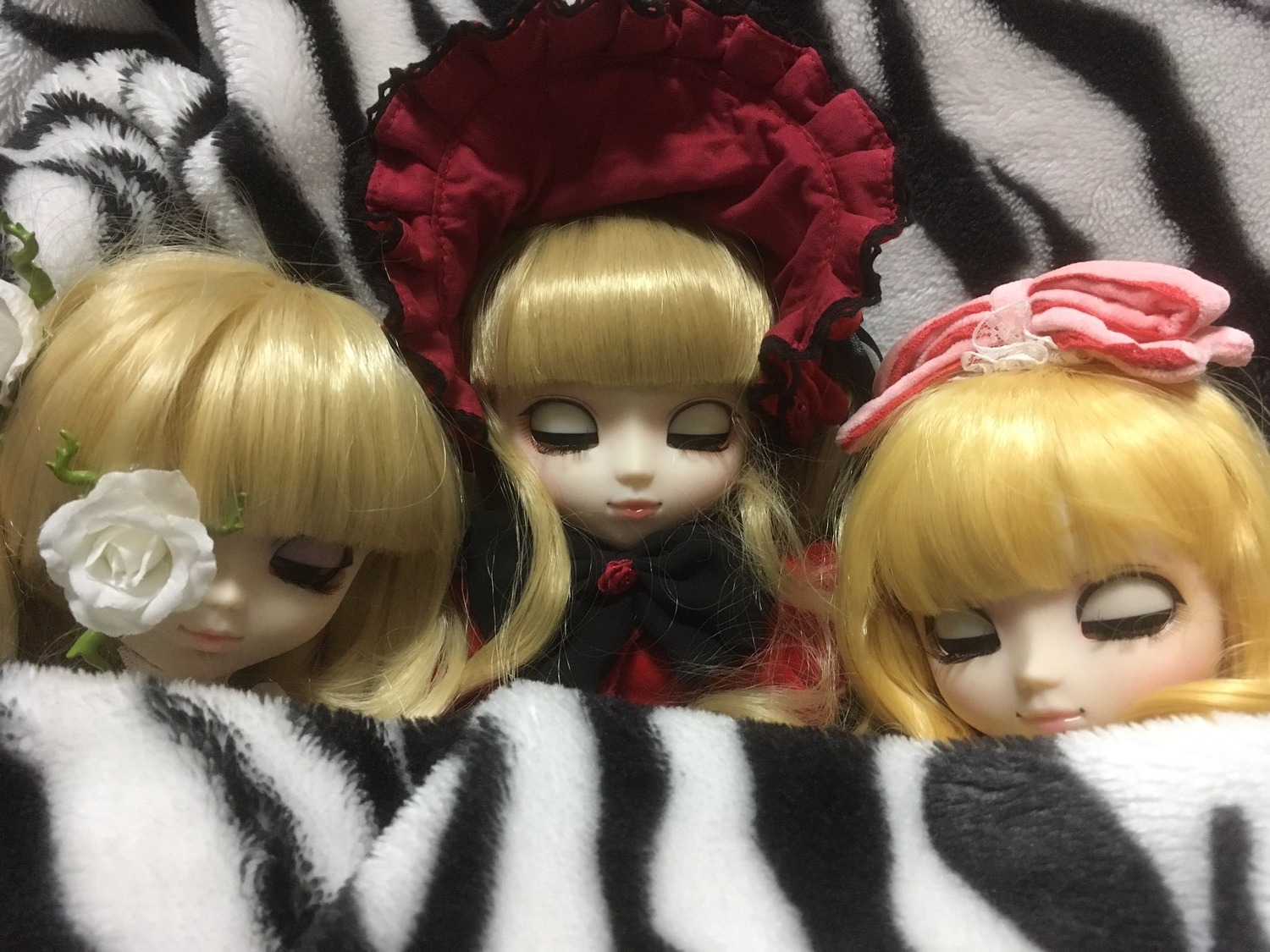 3girls blonde_hair bow doll flower long_hair looking_at_viewer multiple_dolls multiple_girls rose shinku tagme white_flower white_rose