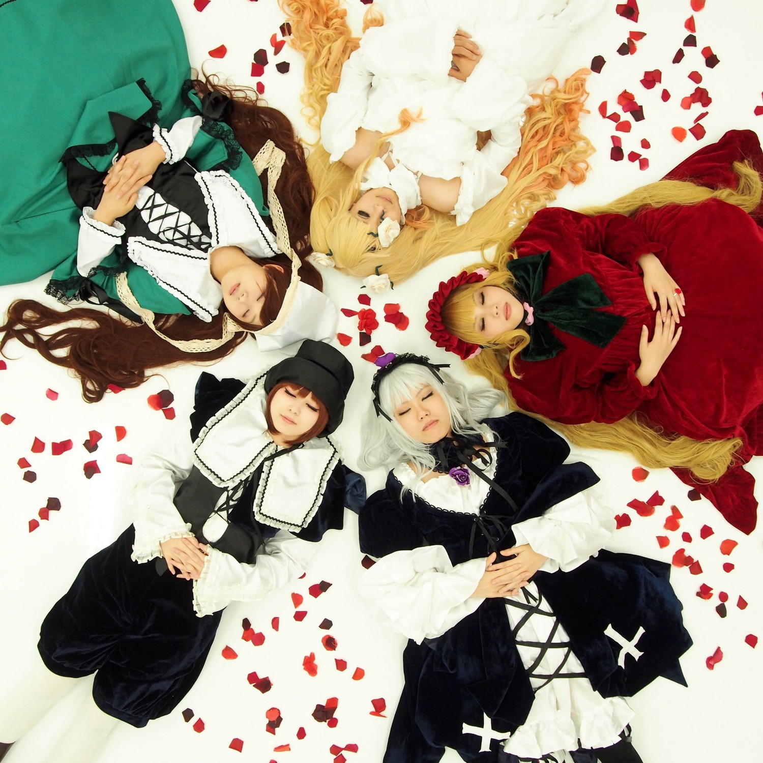 4girls blonde_hair brown_hair closed_eyes dress flower hands_clasped hat holding_hands lolita_fashion long_hair long_sleeves multiple_cosplay multiple_girls own_hands_together petals rose rose_petals shinku siblings silver_hair suiseiseki tagme twins